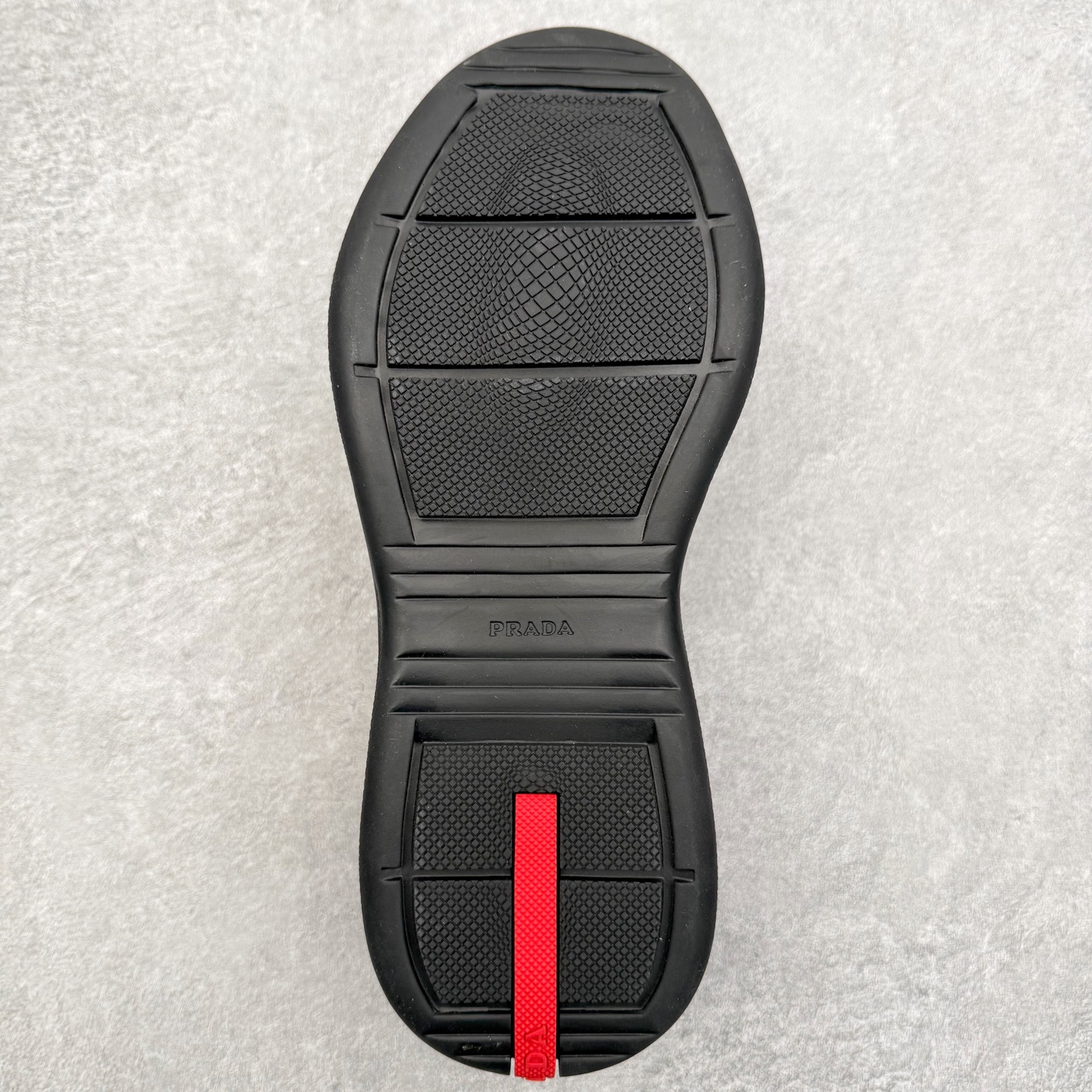 图片[9]-Prada America\’s Cup 普拉达 运动鞋经过重新设计 全新面料和颜色为它注入新的当代精神 这款航海风系带运动鞋 最初在上世纪90年代为LunaRossa船员设计 现在以彩色橡胶和Bike织物重新演绎 Prada LineaRossa徽标彰显经典态度 尺码：36 37 38 39 40 41 42 43 44 45 46 47-选品中心