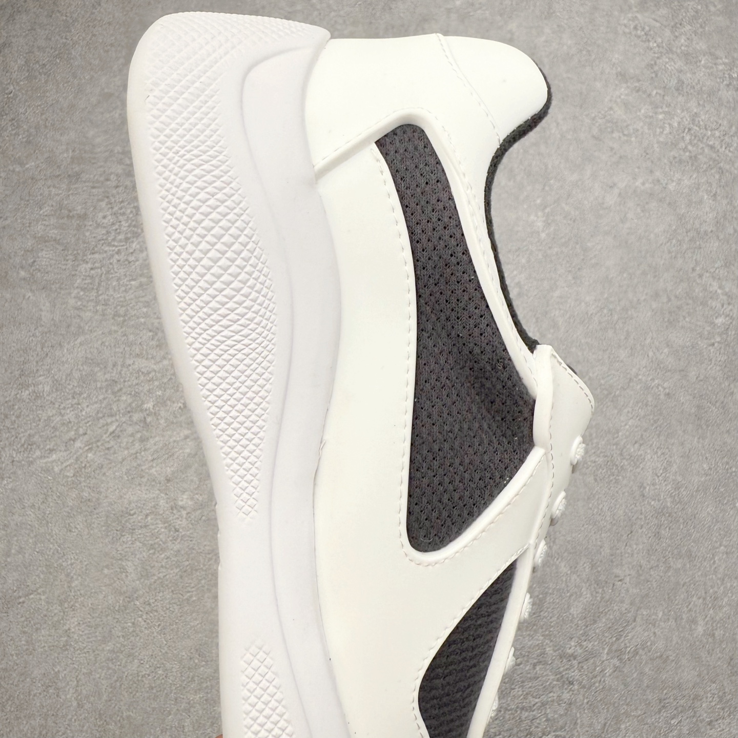 图片[6]-Prada America\’s Cup 普拉达 运动鞋经过重新设计 全新面料和颜色为它注入新的当代精神 这款航海风系带运动鞋 最初在上世纪90年代为LunaRossa船员设计 现在以彩色橡胶和Bike织物重新演绎 Prada LineaRossa徽标彰显经典态度 尺码：36 37 38 39 40 41 42 43 44 45 46 47-选品中心