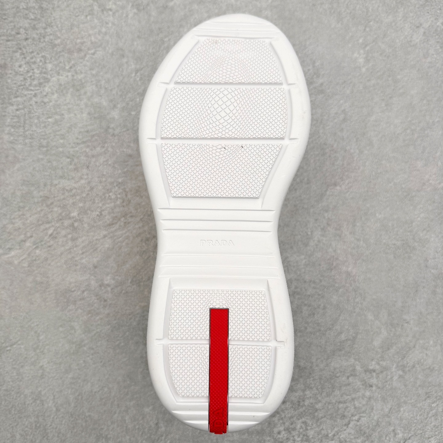 图片[9]-Prada America\’s Cup 普拉达 运动鞋经过重新设计 全新面料和颜色为它注入新的当代精神 这款航海风系带运动鞋 最初在上世纪90年代为LunaRossa船员设计 现在以彩色橡胶和Bike织物重新演绎 Prada LineaRossa徽标彰显经典态度 尺码：36 37 38 39 40 41 42 43 44 45 46 47-选品中心