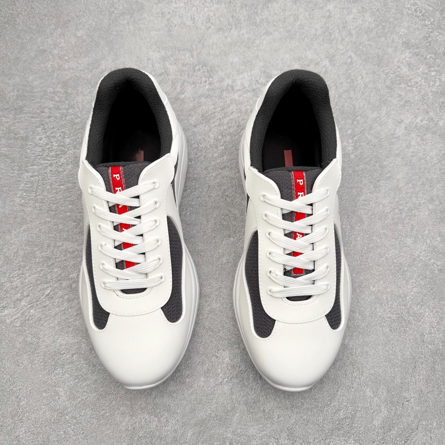 图片[2]-Prada America\’s Cup 普拉达 运动鞋经过重新设计 全新面料和颜色为它注入新的当代精神 这款航海风系带运动鞋 最初在上世纪90年代为LunaRossa船员设计 现在以彩色橡胶和Bike织物重新演绎 Prada LineaRossa徽标彰显经典态度 尺码：36 37 38 39 40 41 42 43 44 45 46 47-选品中心