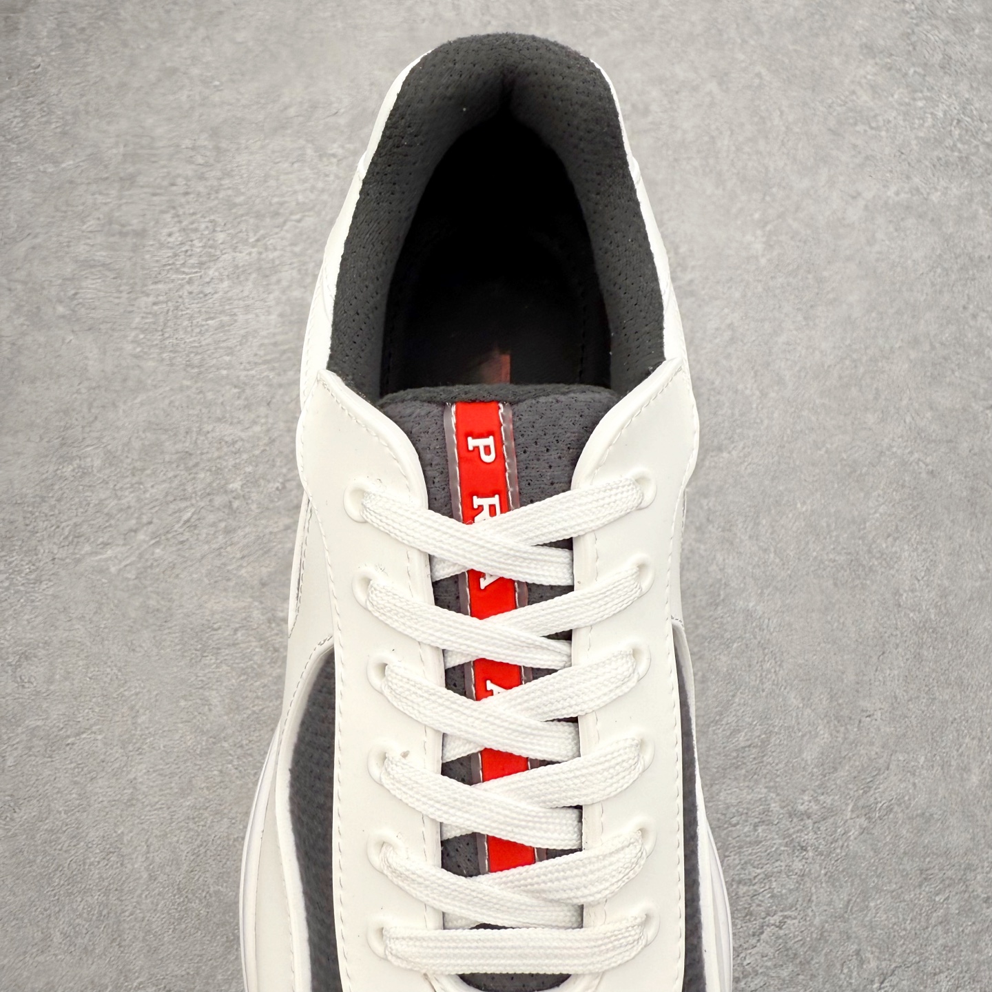 图片[5]-Prada America\’s Cup 普拉达 运动鞋经过重新设计 全新面料和颜色为它注入新的当代精神 这款航海风系带运动鞋 最初在上世纪90年代为LunaRossa船员设计 现在以彩色橡胶和Bike织物重新演绎 Prada LineaRossa徽标彰显经典态度 尺码：36 37 38 39 40 41 42 43 44 45 46 47-选品中心