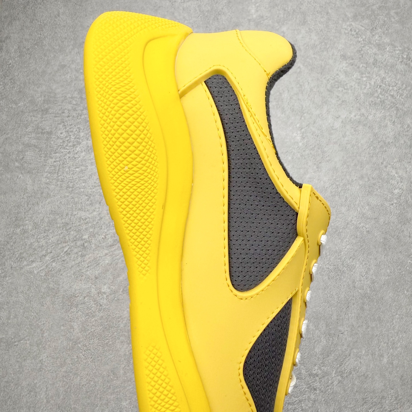 图片[6]-Prada America\’s Cup 普拉达 运动鞋经过重新设计 全新面料和颜色为它注入新的当代精神 这款航海风系带运动鞋 最初在上世纪90年代为LunaRossa船员设计 现在以彩色橡胶和Bike织物重新演绎 Prada LineaRossa徽标彰显经典态度 尺码：36 37 38 39 40 41 42 43 44 45 46 47-选品中心