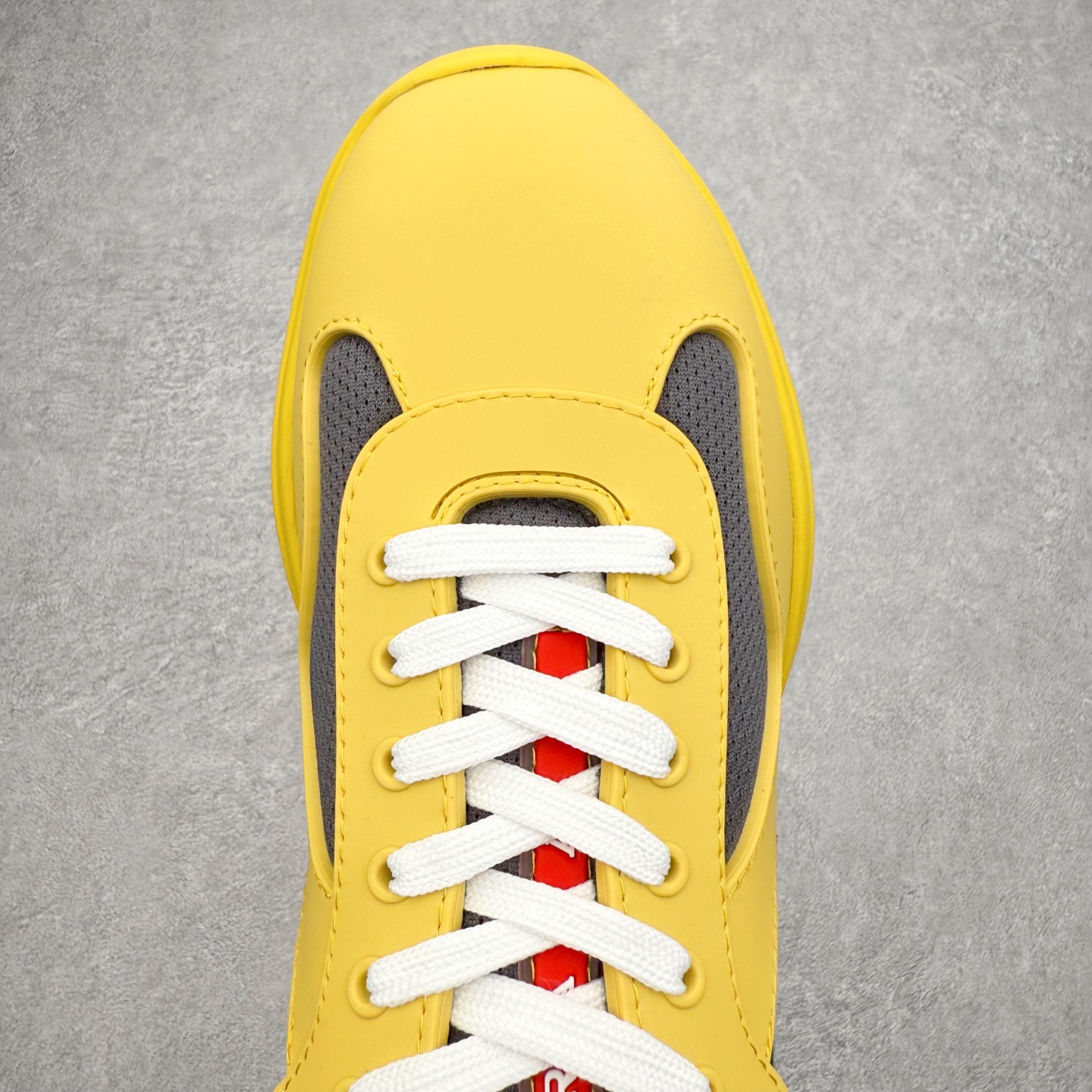 图片[4]-Prada America\’s Cup 普拉达 运动鞋经过重新设计 全新面料和颜色为它注入新的当代精神 这款航海风系带运动鞋 最初在上世纪90年代为LunaRossa船员设计 现在以彩色橡胶和Bike织物重新演绎 Prada LineaRossa徽标彰显经典态度 尺码：36 37 38 39 40 41 42 43 44 45 46 47-选品中心