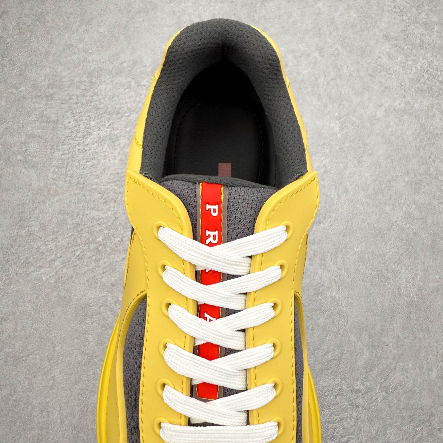 图片[5]-Prada America\’s Cup 普拉达 运动鞋经过重新设计 全新面料和颜色为它注入新的当代精神 这款航海风系带运动鞋 最初在上世纪90年代为LunaRossa船员设计 现在以彩色橡胶和Bike织物重新演绎 Prada LineaRossa徽标彰显经典态度 尺码：36 37 38 39 40 41 42 43 44 45 46 47-选品中心