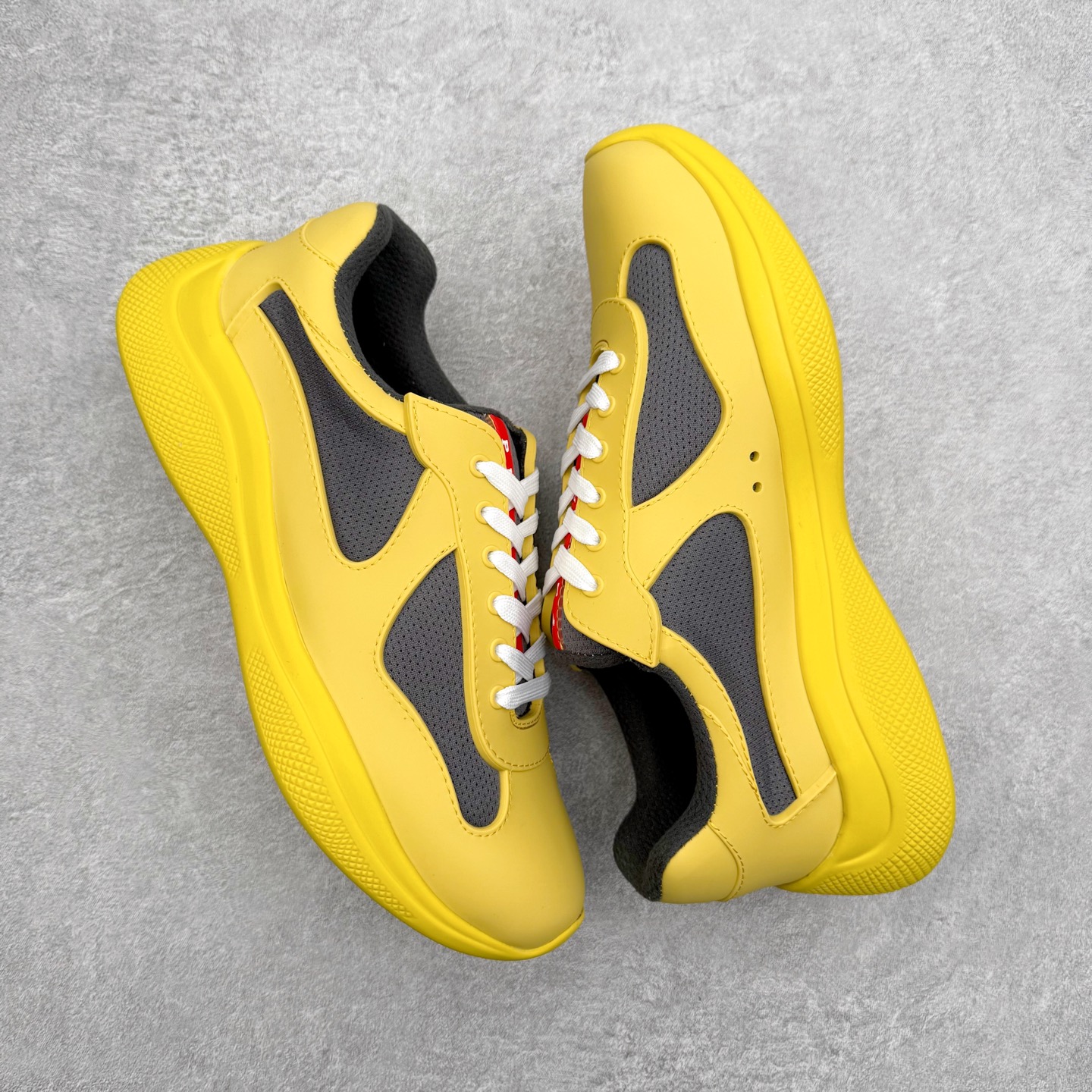 图片[3]-Prada America\’s Cup 普拉达 运动鞋经过重新设计 全新面料和颜色为它注入新的当代精神 这款航海风系带运动鞋 最初在上世纪90年代为LunaRossa船员设计 现在以彩色橡胶和Bike织物重新演绎 Prada LineaRossa徽标彰显经典态度 尺码：36 37 38 39 40 41 42 43 44 45 46 47-选品中心