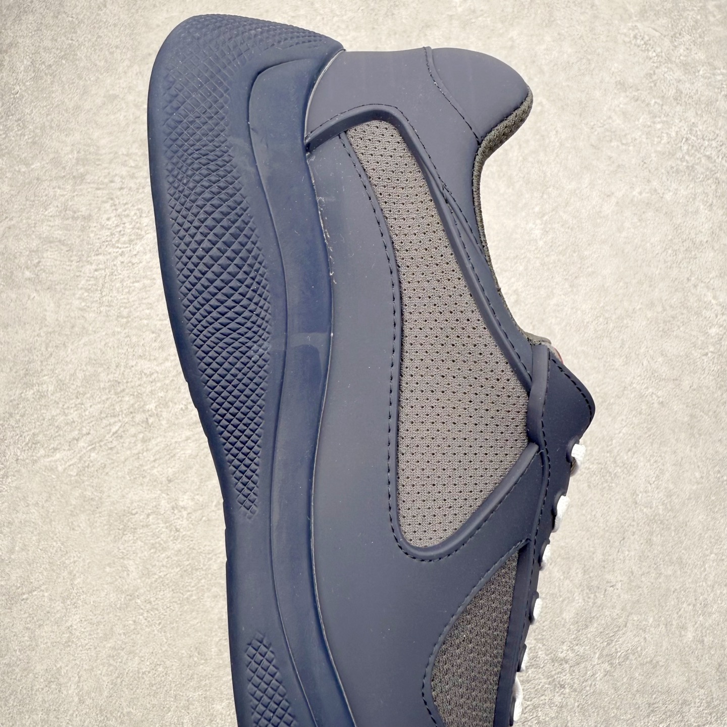 图片[6]-Prada America\’s Cup 普拉达 运动鞋经过重新设计 全新面料和颜色为它注入新的当代精神 这款航海风系带运动鞋 最初在上世纪90年代为LunaRossa船员设计 现在以彩色橡胶和Bike织物重新演绎 Prada LineaRossa徽标彰显经典态度 尺码：36 37 38 39 40 41 42 43 44 45 46 47-选品中心