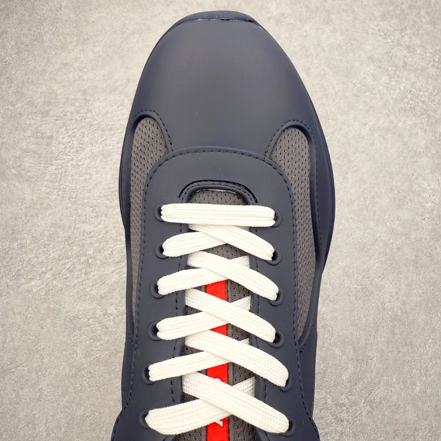 图片[4]-Prada America\’s Cup 普拉达 运动鞋经过重新设计 全新面料和颜色为它注入新的当代精神 这款航海风系带运动鞋 最初在上世纪90年代为LunaRossa船员设计 现在以彩色橡胶和Bike织物重新演绎 Prada LineaRossa徽标彰显经典态度 尺码：36 37 38 39 40 41 42 43 44 45 46 47-选品中心