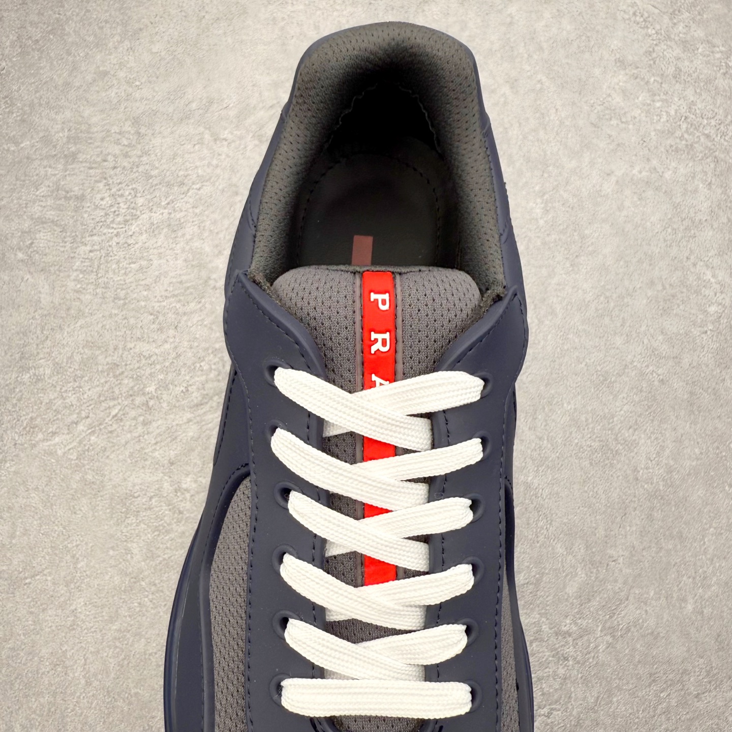 图片[5]-Prada America\’s Cup 普拉达 运动鞋经过重新设计 全新面料和颜色为它注入新的当代精神 这款航海风系带运动鞋 最初在上世纪90年代为LunaRossa船员设计 现在以彩色橡胶和Bike织物重新演绎 Prada LineaRossa徽标彰显经典态度 尺码：36 37 38 39 40 41 42 43 44 45 46 47-选品中心