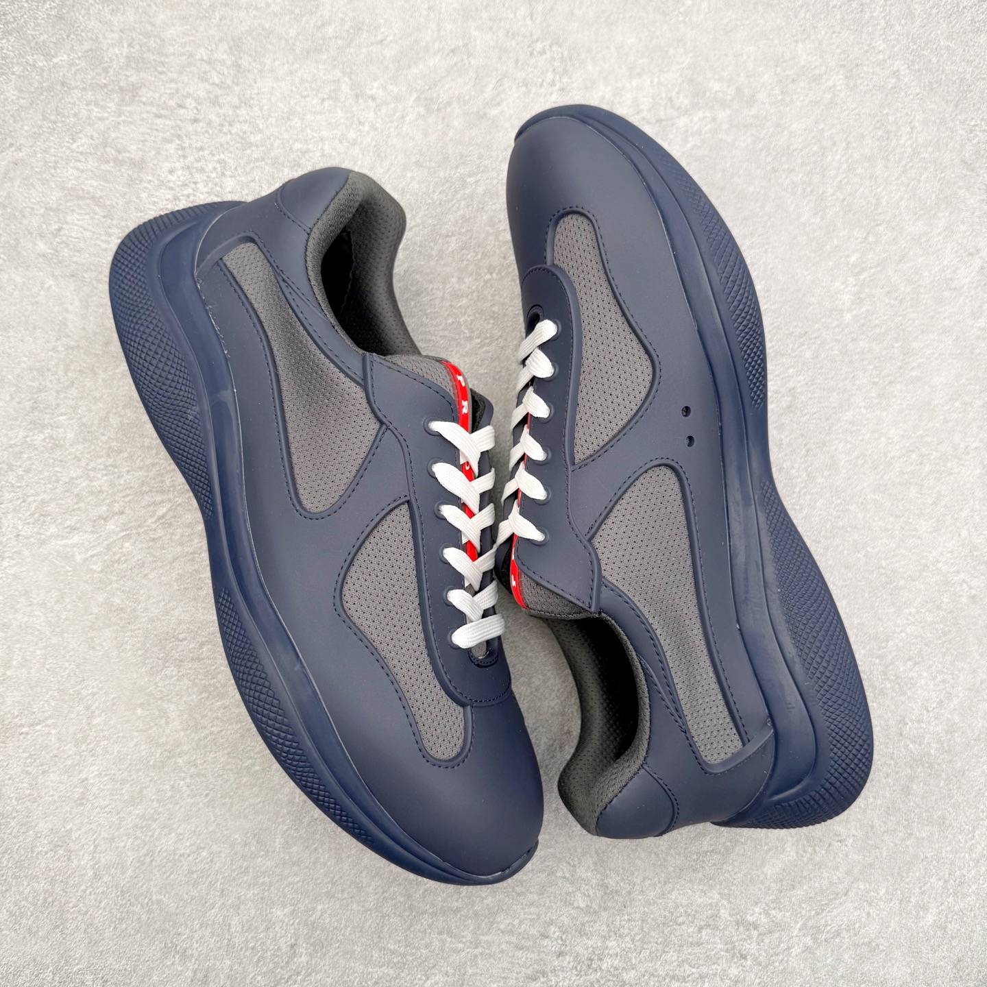 图片[3]-Prada America\’s Cup 普拉达 运动鞋经过重新设计 全新面料和颜色为它注入新的当代精神 这款航海风系带运动鞋 最初在上世纪90年代为LunaRossa船员设计 现在以彩色橡胶和Bike织物重新演绎 Prada LineaRossa徽标彰显经典态度 尺码：36 37 38 39 40 41 42 43 44 45 46 47-选品中心