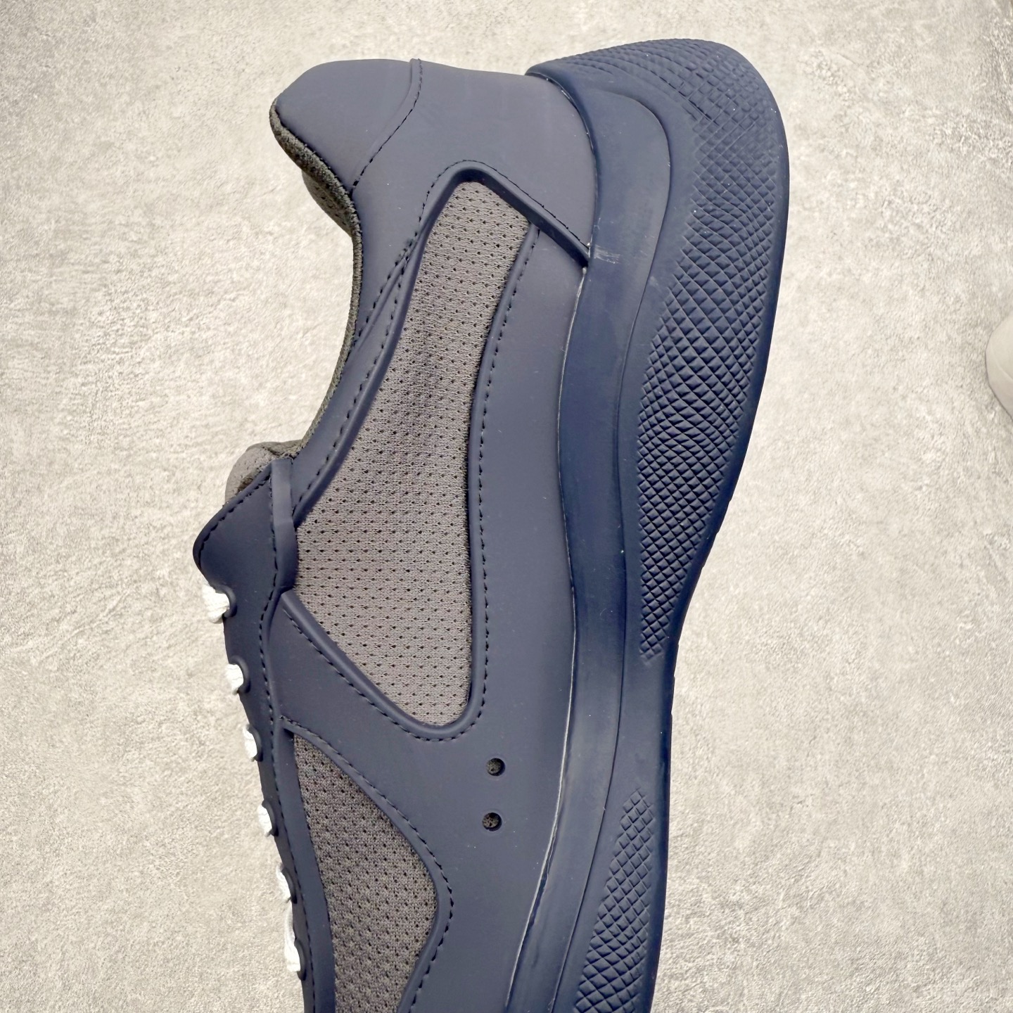 图片[7]-Prada America\’s Cup 普拉达 运动鞋经过重新设计 全新面料和颜色为它注入新的当代精神 这款航海风系带运动鞋 最初在上世纪90年代为LunaRossa船员设计 现在以彩色橡胶和Bike织物重新演绎 Prada LineaRossa徽标彰显经典态度 尺码：36 37 38 39 40 41 42 43 44 45 46 47-选品中心