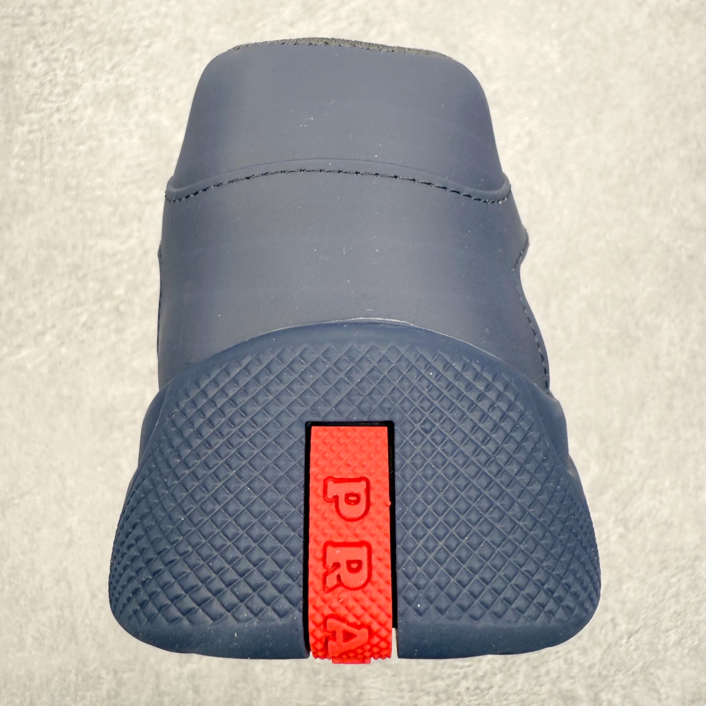 图片[8]-Prada America\’s Cup 普拉达 运动鞋经过重新设计 全新面料和颜色为它注入新的当代精神 这款航海风系带运动鞋 最初在上世纪90年代为LunaRossa船员设计 现在以彩色橡胶和Bike织物重新演绎 Prada LineaRossa徽标彰显经典态度 尺码：36 37 38 39 40 41 42 43 44 45 46 47-选品中心