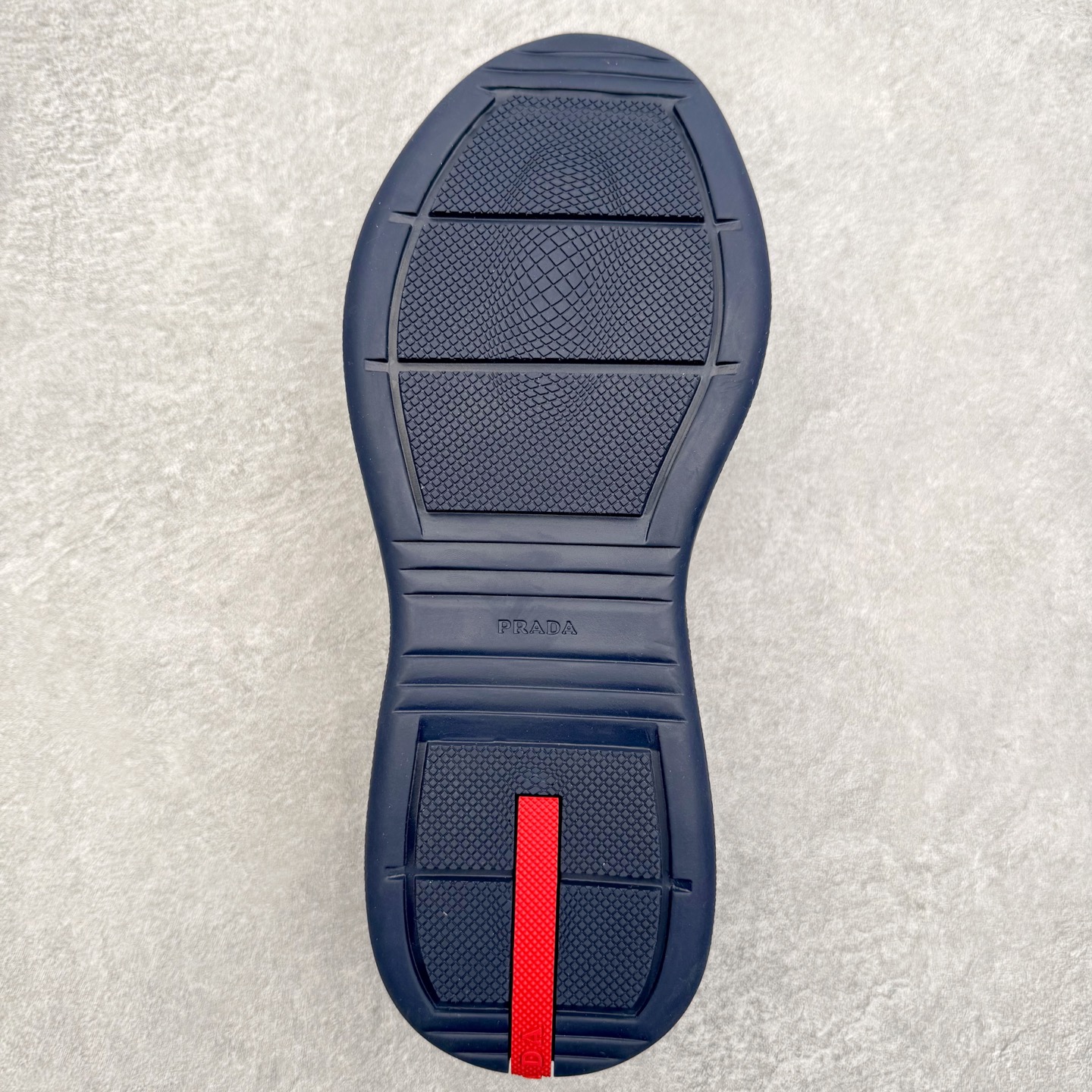 图片[9]-Prada America\’s Cup 普拉达 运动鞋经过重新设计 全新面料和颜色为它注入新的当代精神 这款航海风系带运动鞋 最初在上世纪90年代为LunaRossa船员设计 现在以彩色橡胶和Bike织物重新演绎 Prada LineaRossa徽标彰显经典态度 尺码：36 37 38 39 40 41 42 43 44 45 46 47-选品中心