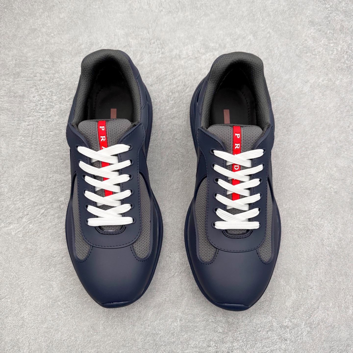 图片[2]-Prada America\’s Cup 普拉达 运动鞋经过重新设计 全新面料和颜色为它注入新的当代精神 这款航海风系带运动鞋 最初在上世纪90年代为LunaRossa船员设计 现在以彩色橡胶和Bike织物重新演绎 Prada LineaRossa徽标彰显经典态度 尺码：36 37 38 39 40 41 42 43 44 45 46 47-选品中心