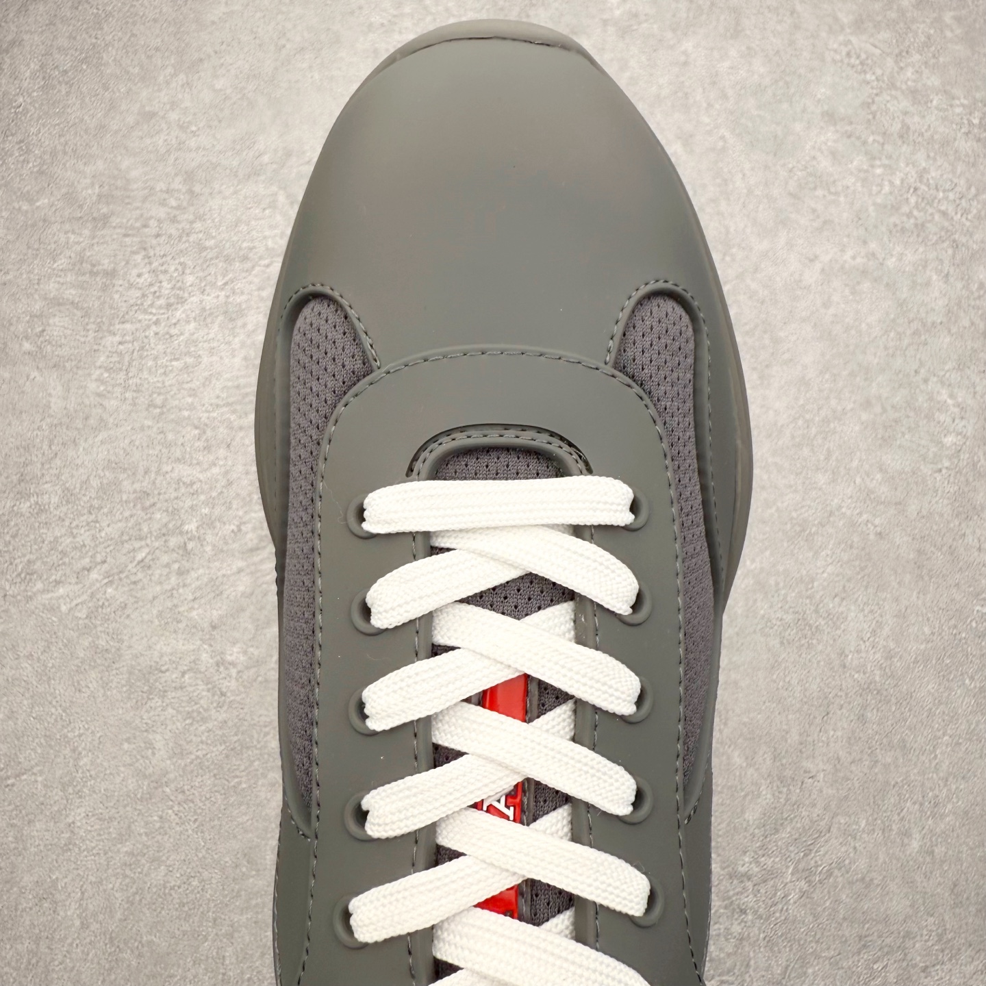 图片[3]-Prada America\’s Cup 普拉达 运动鞋经过重新设计 全新面料和颜色为它注入新的当代精神 这款航海风系带运动鞋 最初在上世纪90年代为LunaRossa船员设计 现在以彩色橡胶和Bike织物重新演绎 Prada LineaRossa徽标彰显经典态度 尺码：36 37 38 39 40 41 42 43 44 45 46 47-选品中心