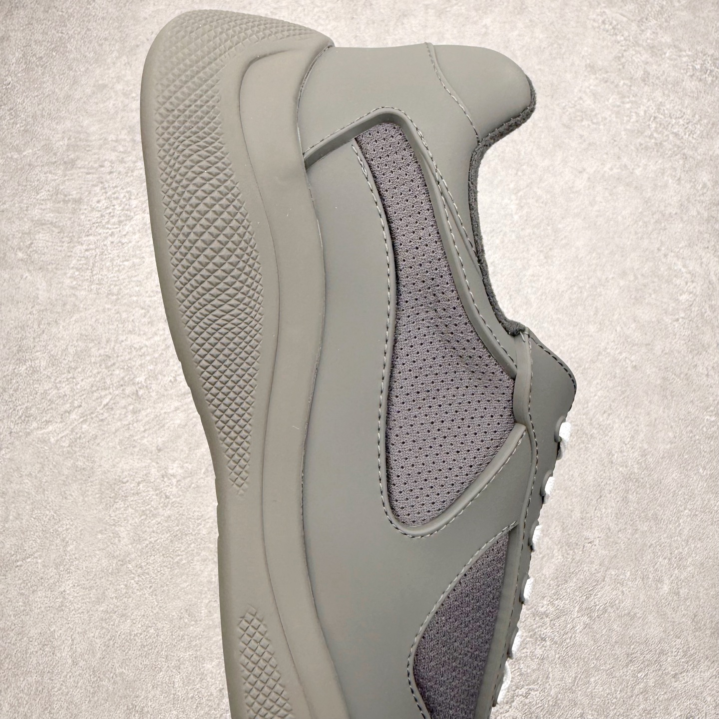 图片[5]-Prada America\’s Cup 普拉达 运动鞋经过重新设计 全新面料和颜色为它注入新的当代精神 这款航海风系带运动鞋 最初在上世纪90年代为LunaRossa船员设计 现在以彩色橡胶和Bike织物重新演绎 Prada LineaRossa徽标彰显经典态度 尺码：36 37 38 39 40 41 42 43 44 45 46 47-选品中心