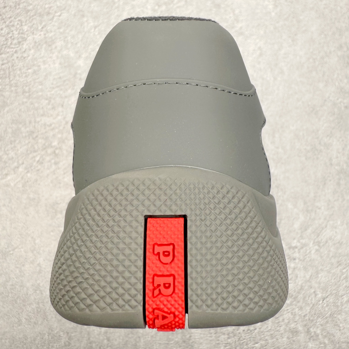 图片[7]-Prada America\’s Cup 普拉达 运动鞋经过重新设计 全新面料和颜色为它注入新的当代精神 这款航海风系带运动鞋 最初在上世纪90年代为LunaRossa船员设计 现在以彩色橡胶和Bike织物重新演绎 Prada LineaRossa徽标彰显经典态度 尺码：36 37 38 39 40 41 42 43 44 45 46 47-选品中心