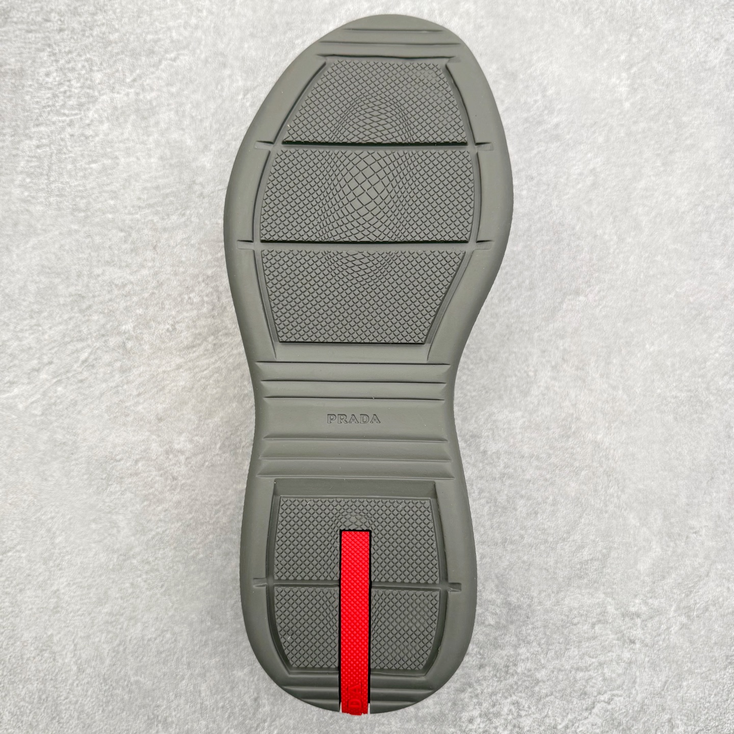 图片[8]-Prada America\’s Cup 普拉达 运动鞋经过重新设计 全新面料和颜色为它注入新的当代精神 这款航海风系带运动鞋 最初在上世纪90年代为LunaRossa船员设计 现在以彩色橡胶和Bike织物重新演绎 Prada LineaRossa徽标彰显经典态度 尺码：36 37 38 39 40 41 42 43 44 45 46 47-选品中心