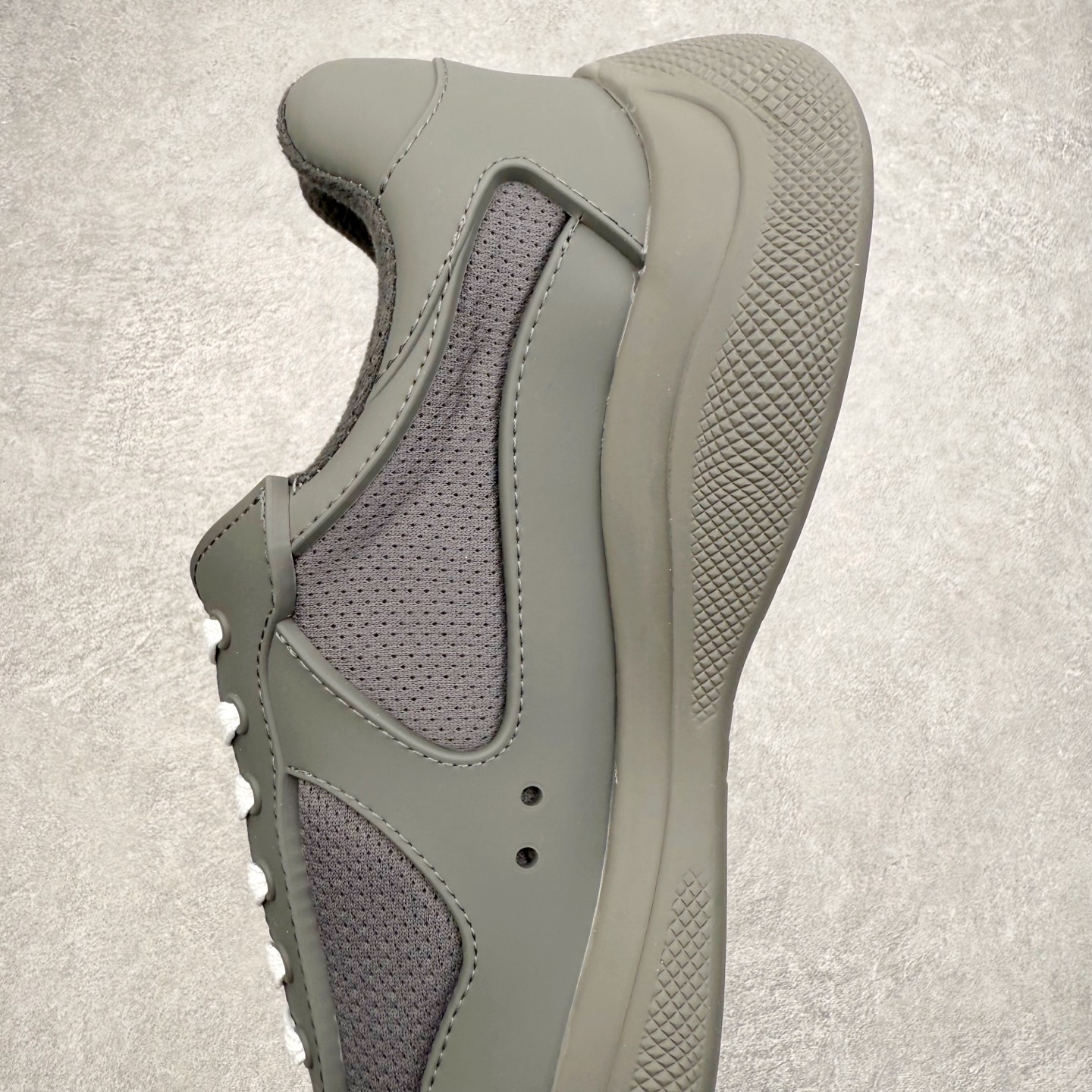 图片[6]-Prada America\’s Cup 普拉达 运动鞋经过重新设计 全新面料和颜色为它注入新的当代精神 这款航海风系带运动鞋 最初在上世纪90年代为LunaRossa船员设计 现在以彩色橡胶和Bike织物重新演绎 Prada LineaRossa徽标彰显经典态度 尺码：36 37 38 39 40 41 42 43 44 45 46 47-选品中心