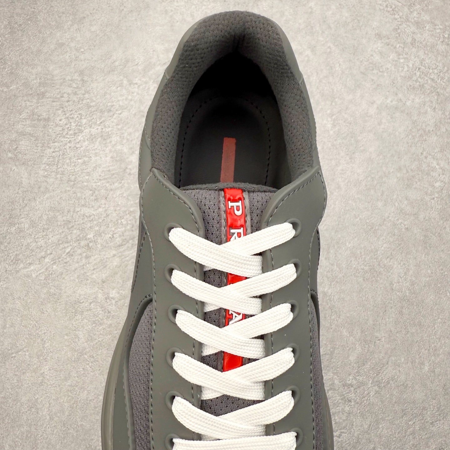 图片[4]-Prada America\’s Cup 普拉达 运动鞋经过重新设计 全新面料和颜色为它注入新的当代精神 这款航海风系带运动鞋 最初在上世纪90年代为LunaRossa船员设计 现在以彩色橡胶和Bike织物重新演绎 Prada LineaRossa徽标彰显经典态度 尺码：36 37 38 39 40 41 42 43 44 45 46 47-选品中心