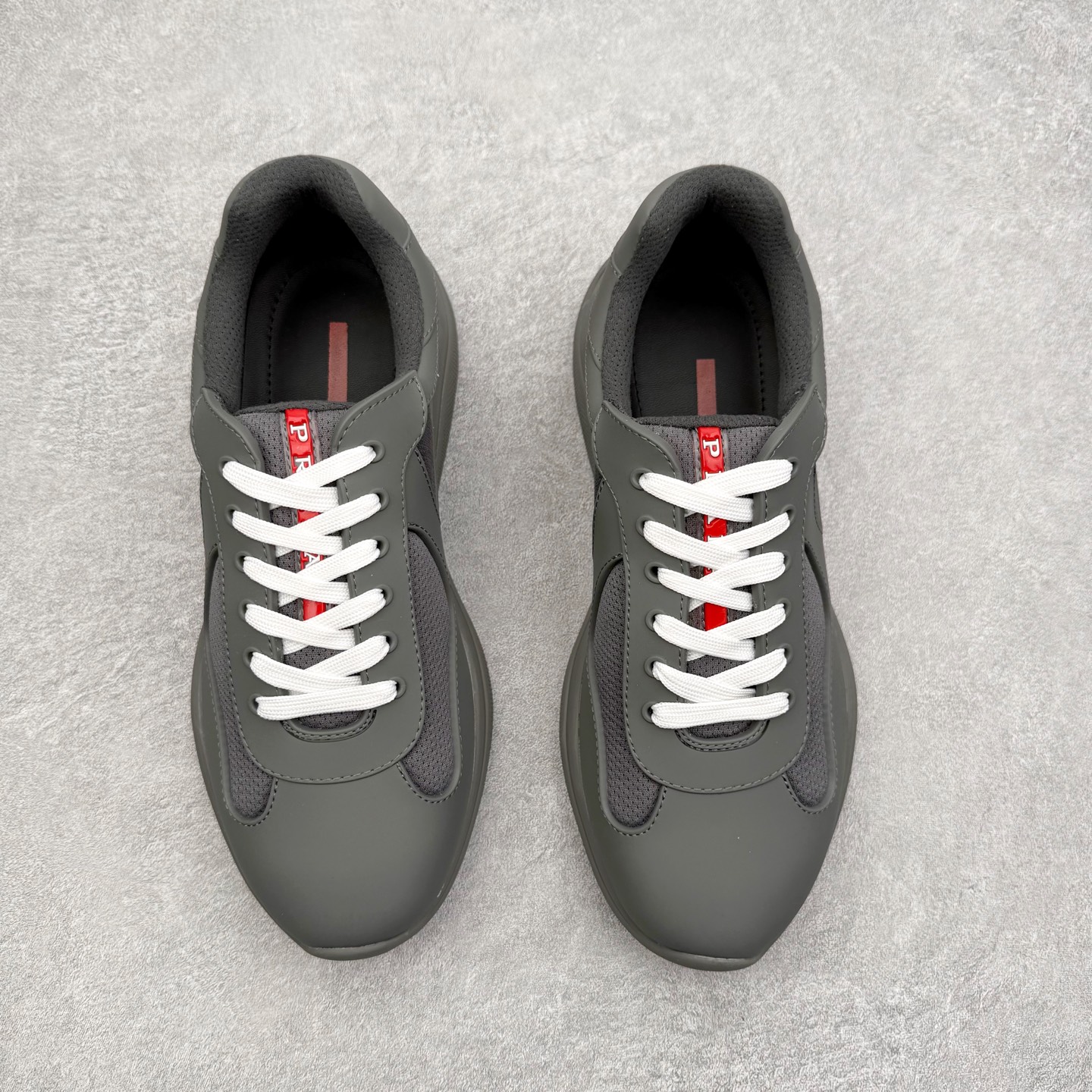 图片[2]-Prada America\’s Cup 普拉达 运动鞋经过重新设计 全新面料和颜色为它注入新的当代精神 这款航海风系带运动鞋 最初在上世纪90年代为LunaRossa船员设计 现在以彩色橡胶和Bike织物重新演绎 Prada LineaRossa徽标彰显经典态度 尺码：36 37 38 39 40 41 42 43 44 45 46 47-选品中心