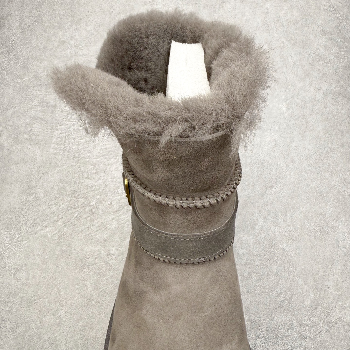 图片[5]-UGG 5971 秋冬羊皮毛一体雪地靴 全鞋采用ZP同厂 隆丰A级澳洲进口羊皮毛一体 品牌代工厂生产线 完全遵循ZP工艺流程 代工厂原厂版师 秉承无原鞋不开发选择 注重每一处细节 市面最正版型 TREADLITE\\\”轻翼\\\”科技外底 轻便/耐用/柔韧/桩型【售后郑重承诺】一个月内若出现重大脱胶/断底等质量问题 直接为您换新！尺码：35 36 37 38 39 40-选品中心