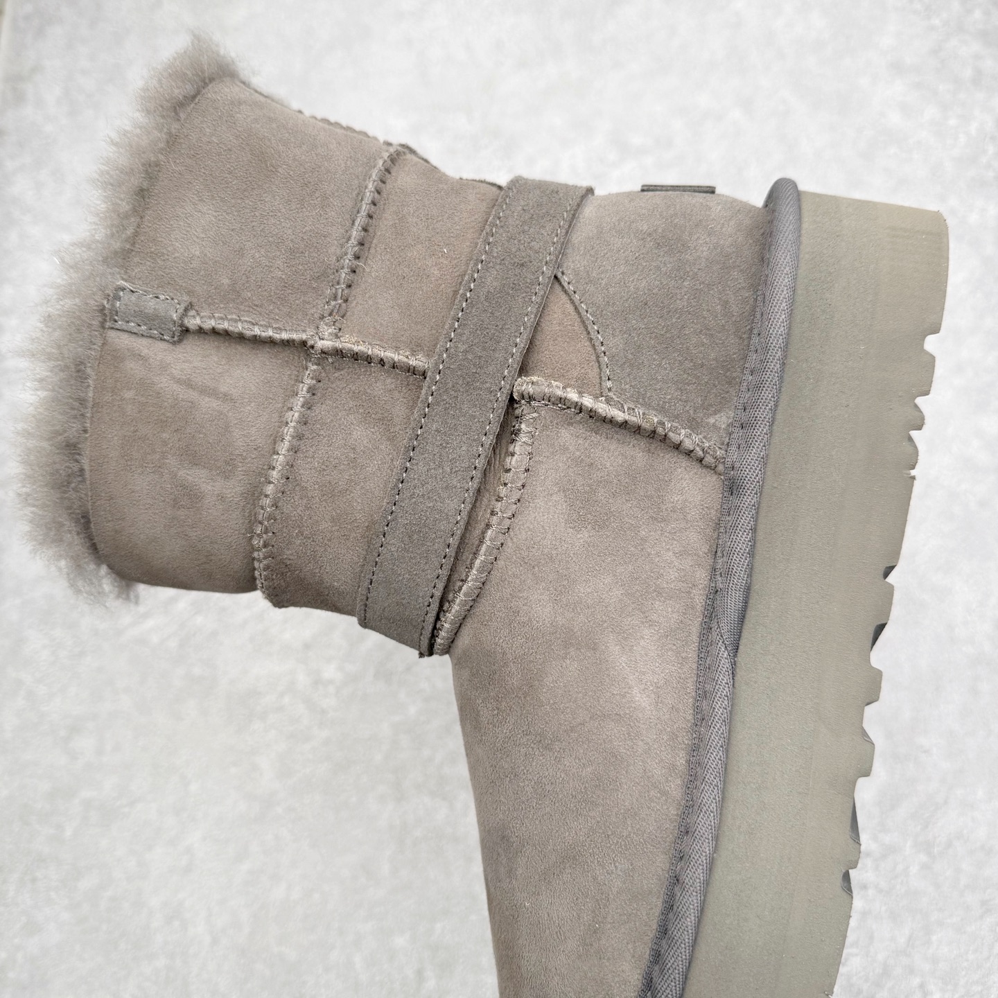 图片[7]-UGG 5971 秋冬羊皮毛一体雪地靴 全鞋采用ZP同厂 隆丰A级澳洲进口羊皮毛一体 品牌代工厂生产线 完全遵循ZP工艺流程 代工厂原厂版师 秉承无原鞋不开发选择 注重每一处细节 市面最正版型 TREADLITE\\\”轻翼\\\”科技外底 轻便/耐用/柔韧/桩型【售后郑重承诺】一个月内若出现重大脱胶/断底等质量问题 直接为您换新！尺码：35 36 37 38 39 40-选品中心