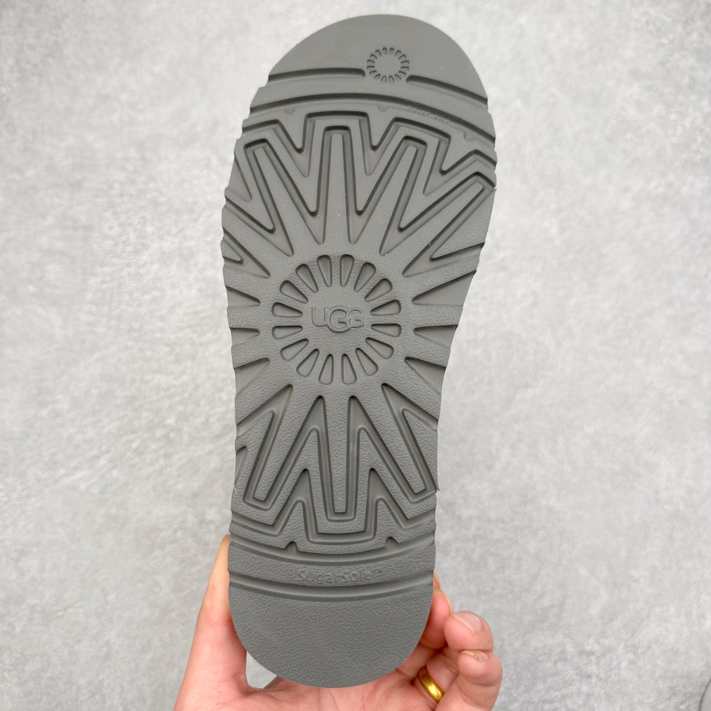 图片[9]-UGG 5971 秋冬羊皮毛一体雪地靴 全鞋采用ZP同厂 隆丰A级澳洲进口羊皮毛一体 品牌代工厂生产线 完全遵循ZP工艺流程 代工厂原厂版师 秉承无原鞋不开发选择 注重每一处细节 市面最正版型 TREADLITE\\\”轻翼\\\”科技外底 轻便/耐用/柔韧/桩型【售后郑重承诺】一个月内若出现重大脱胶/断底等质量问题 直接为您换新！尺码：35 36 37 38 39 40-选品中心