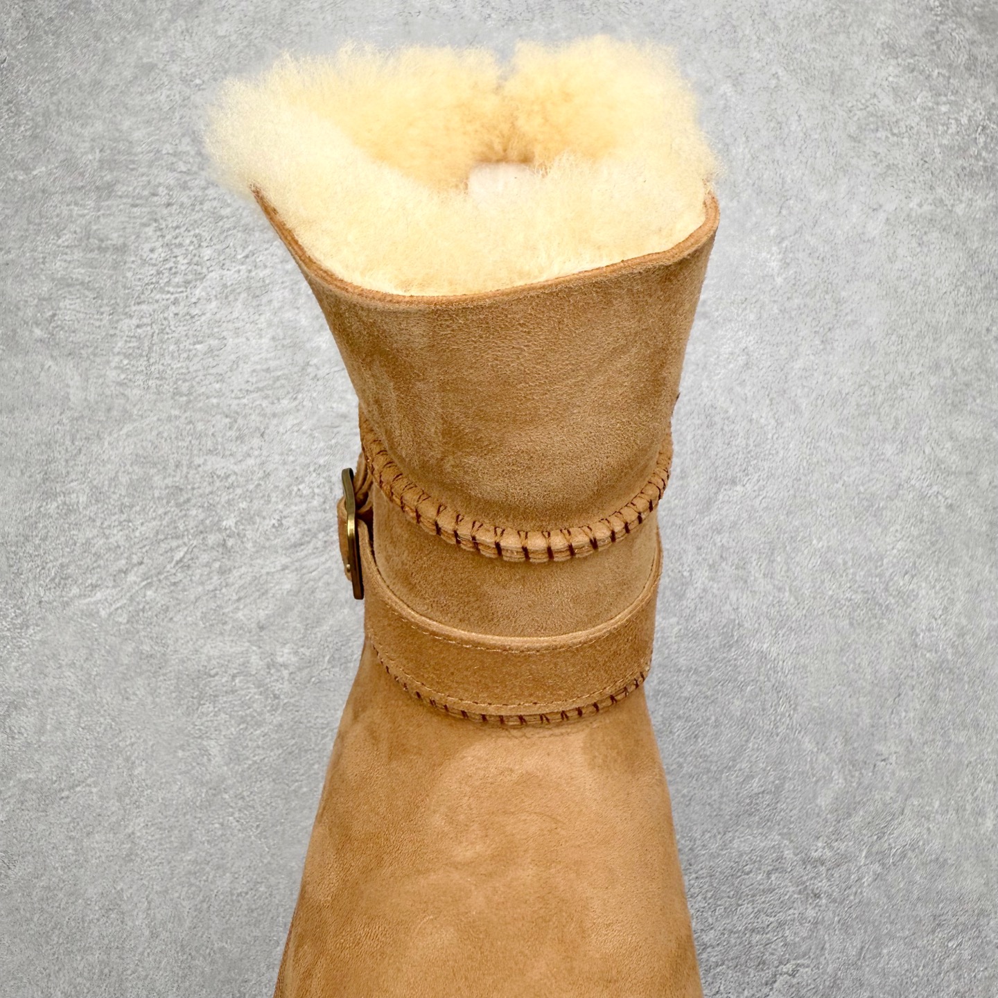 图片[5]-UGG 5971 秋冬羊皮毛一体雪地靴 全鞋采用ZP同厂 隆丰A级澳洲进口羊皮毛一体 品牌代工厂生产线 完全遵循ZP工艺流程 代工厂原厂版师 秉承无原鞋不开发选择 注重每一处细节 市面最正版型 TREADLITE\\\”轻翼\\\”科技外底 轻便/耐用/柔韧/桩型【售后郑重承诺】一个月内若出现重大脱胶/断底等质量问题 直接为您换新！尺码：35 36 37 38 39 40-选品中心