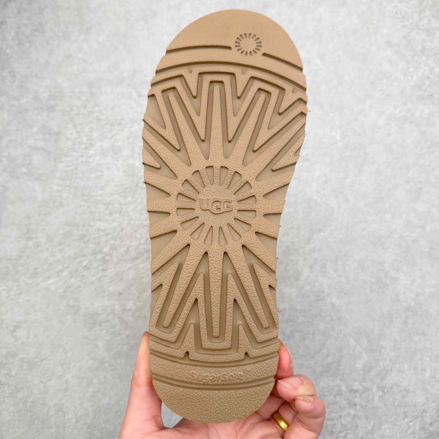 图片[9]-UGG 5971 秋冬羊皮毛一体雪地靴 全鞋采用ZP同厂 隆丰A级澳洲进口羊皮毛一体 品牌代工厂生产线 完全遵循ZP工艺流程 代工厂原厂版师 秉承无原鞋不开发选择 注重每一处细节 市面最正版型 TREADLITE\\\”轻翼\\\”科技外底 轻便/耐用/柔韧/桩型【售后郑重承诺】一个月内若出现重大脱胶/断底等质量问题 直接为您换新！尺码：35 36 37 38 39 40-选品中心