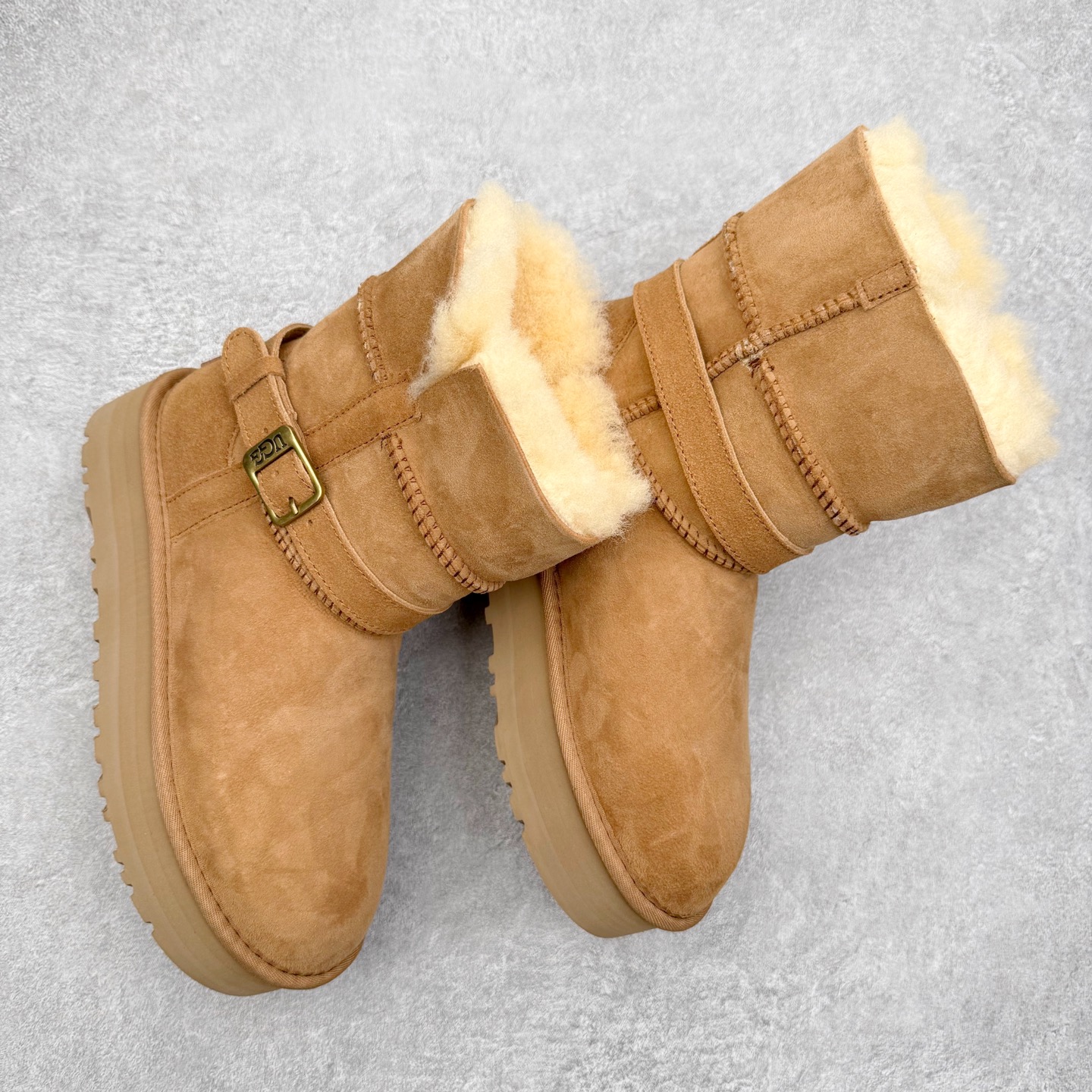 图片[3]-UGG 5971 秋冬羊皮毛一体雪地靴 全鞋采用ZP同厂 隆丰A级澳洲进口羊皮毛一体 品牌代工厂生产线 完全遵循ZP工艺流程 代工厂原厂版师 秉承无原鞋不开发选择 注重每一处细节 市面最正版型 TREADLITE\\\”轻翼\\\”科技外底 轻便/耐用/柔韧/桩型【售后郑重承诺】一个月内若出现重大脱胶/断底等质量问题 直接为您换新！尺码：35 36 37 38 39 40-选品中心