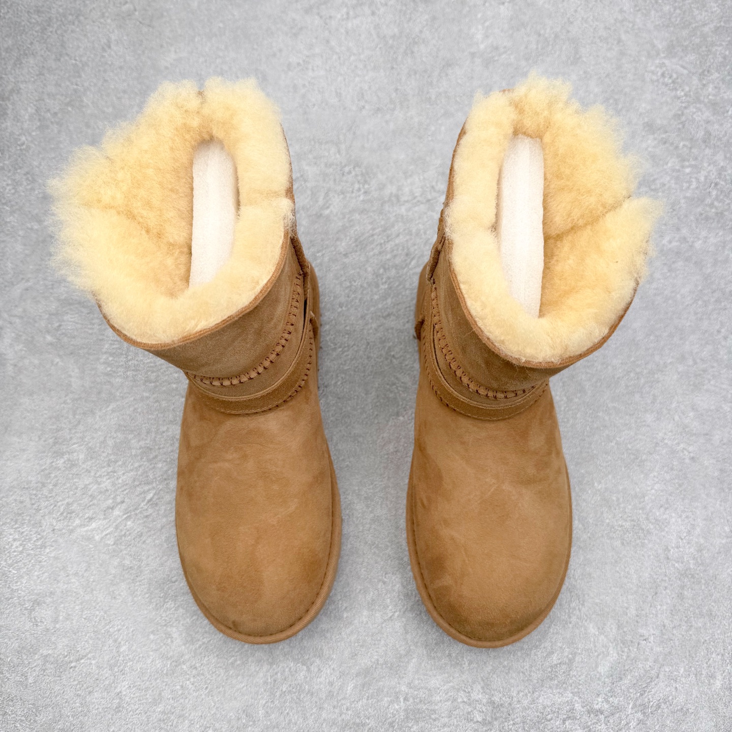 图片[2]-UGG 5971 秋冬羊皮毛一体雪地靴 全鞋采用ZP同厂 隆丰A级澳洲进口羊皮毛一体 品牌代工厂生产线 完全遵循ZP工艺流程 代工厂原厂版师 秉承无原鞋不开发选择 注重每一处细节 市面最正版型 TREADLITE\\\”轻翼\\\”科技外底 轻便/耐用/柔韧/桩型【售后郑重承诺】一个月内若出现重大脱胶/断底等质量问题 直接为您换新！尺码：35 36 37 38 39 40-选品中心