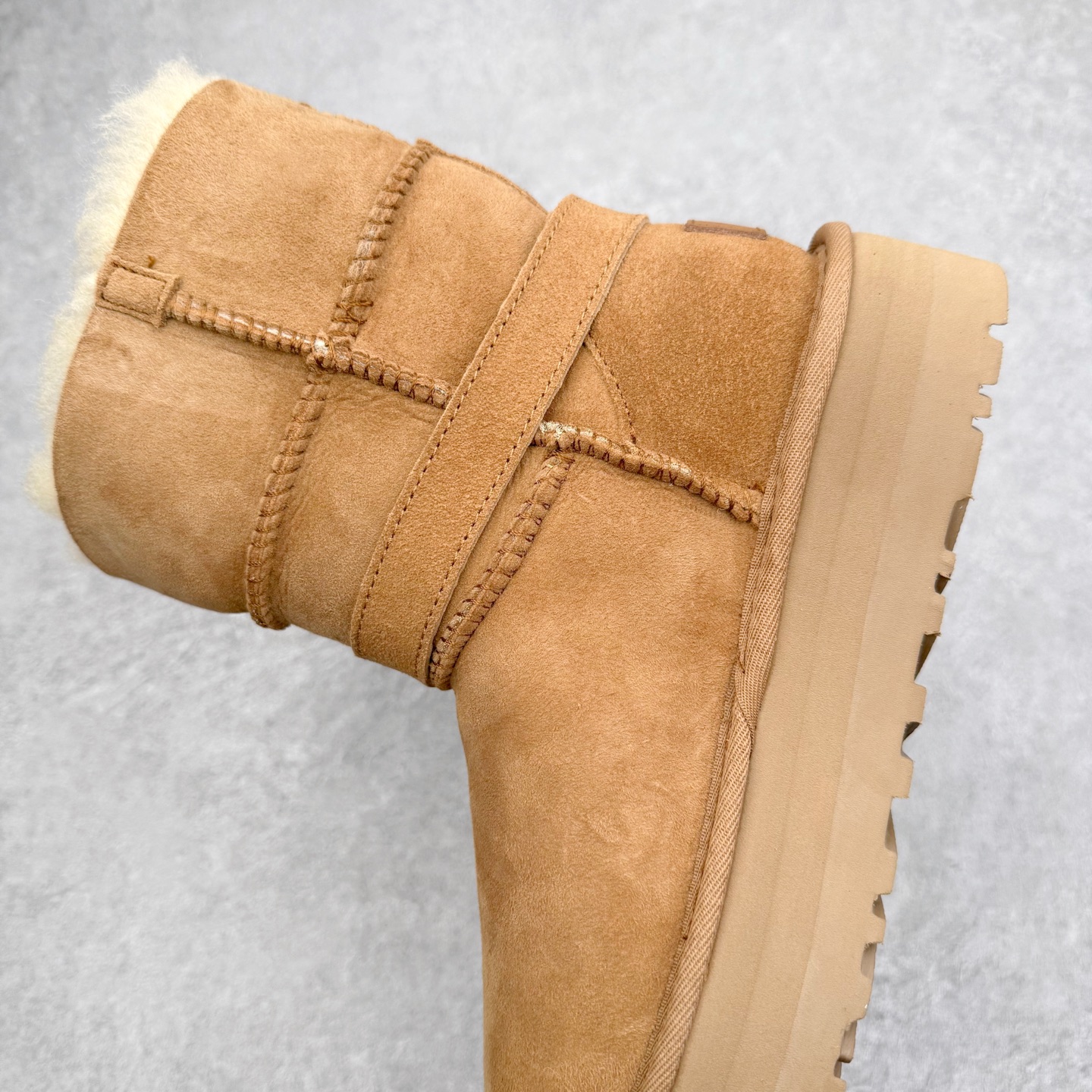 图片[7]-UGG 5971 秋冬羊皮毛一体雪地靴 全鞋采用ZP同厂 隆丰A级澳洲进口羊皮毛一体 品牌代工厂生产线 完全遵循ZP工艺流程 代工厂原厂版师 秉承无原鞋不开发选择 注重每一处细节 市面最正版型 TREADLITE\\\”轻翼\\\”科技外底 轻便/耐用/柔韧/桩型【售后郑重承诺】一个月内若出现重大脱胶/断底等质量问题 直接为您换新！尺码：35 36 37 38 39 40-选品中心