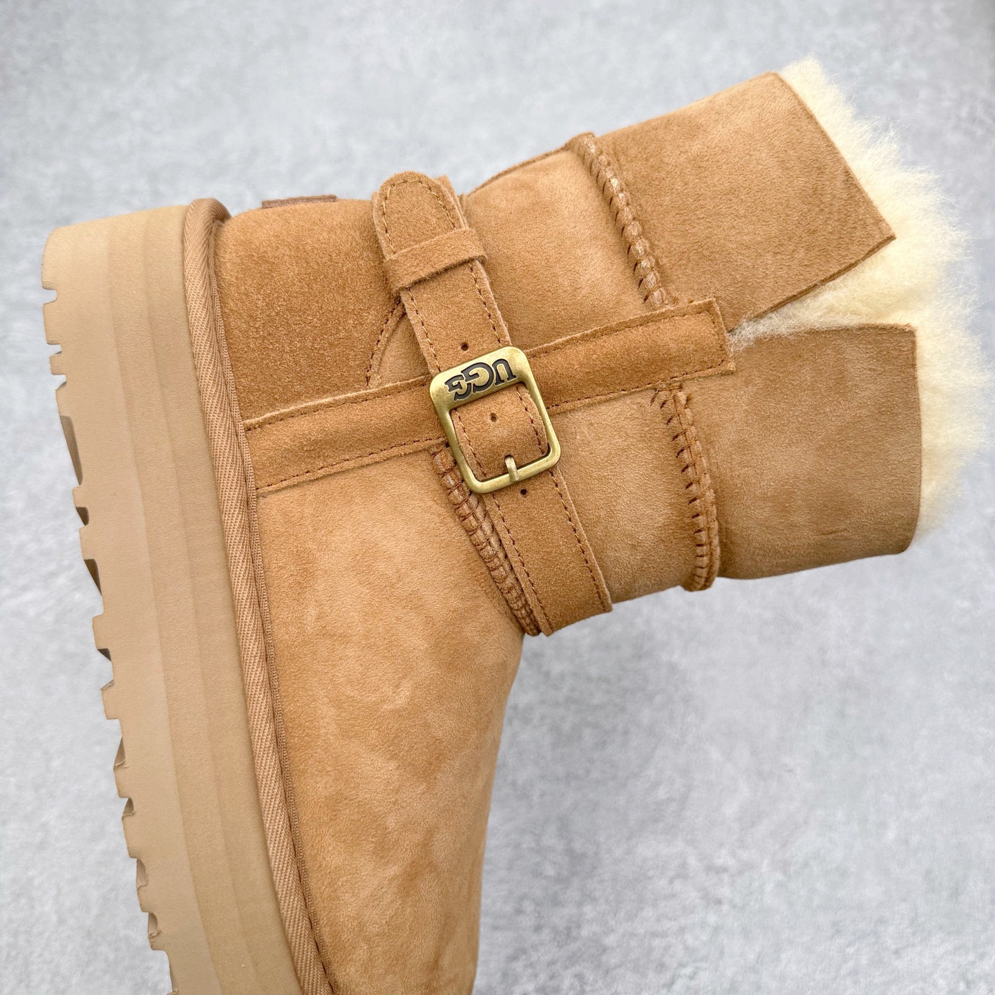 图片[6]-UGG 5971 秋冬羊皮毛一体雪地靴 全鞋采用ZP同厂 隆丰A级澳洲进口羊皮毛一体 品牌代工厂生产线 完全遵循ZP工艺流程 代工厂原厂版师 秉承无原鞋不开发选择 注重每一处细节 市面最正版型 TREADLITE\\\”轻翼\\\”科技外底 轻便/耐用/柔韧/桩型【售后郑重承诺】一个月内若出现重大脱胶/断底等质量问题 直接为您换新！尺码：35 36 37 38 39 40-选品中心