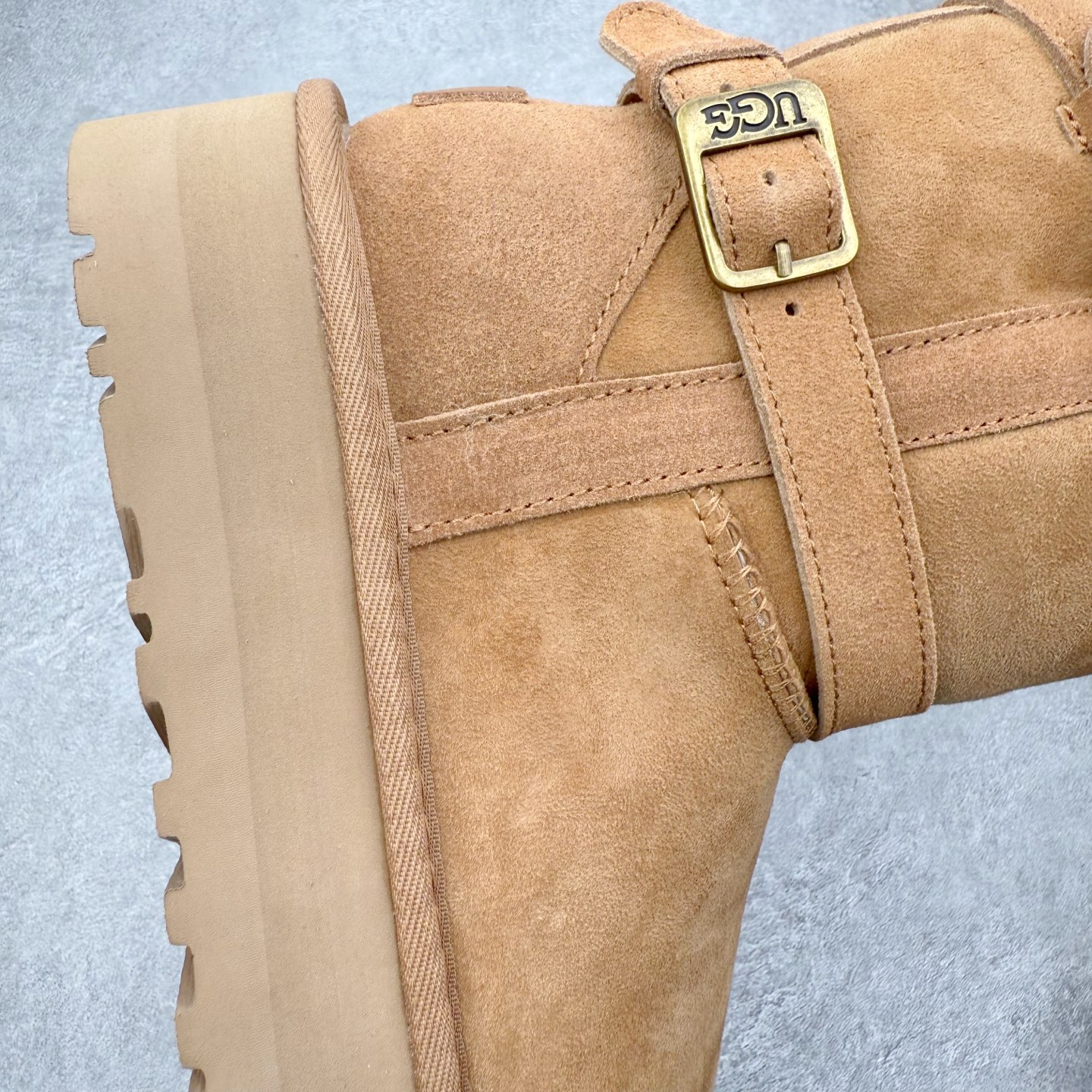 图片[6]-UGG 5971 秋冬羊皮毛一体雪地靴 全鞋采用ZP同厂 隆丰A级澳洲进口羊皮毛一体 品牌代工厂生产线 完全遵循ZP工艺流程 代工厂原厂版师 秉承无原鞋不开发选择 注重每一处细节 市面最正版型 TREADLITE\\\”轻翼\\\”科技外底 轻便/耐用/柔韧/桩型【售后郑重承诺】一个月内若出现重大脱胶/断底等质量问题 直接为您换新！尺码：35 36 37 38 39 40-选品中心