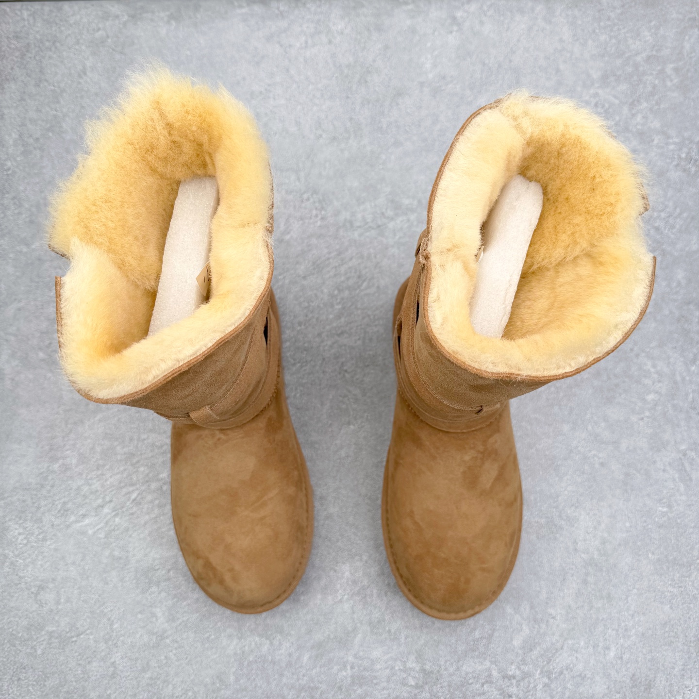 图片[2]-UGG 5971 秋冬羊皮毛一体雪地靴 全鞋采用ZP同厂 隆丰A级澳洲进口羊皮毛一体 品牌代工厂生产线 完全遵循ZP工艺流程 代工厂原厂版师 秉承无原鞋不开发选择 注重每一处细节 市面最正版型 TREADLITE\\\”轻翼\\\”科技外底 轻便/耐用/柔韧/桩型【售后郑重承诺】一个月内若出现重大脱胶/断底等质量问题 直接为您换新！尺码：35 36 37 38 39 40-选品中心