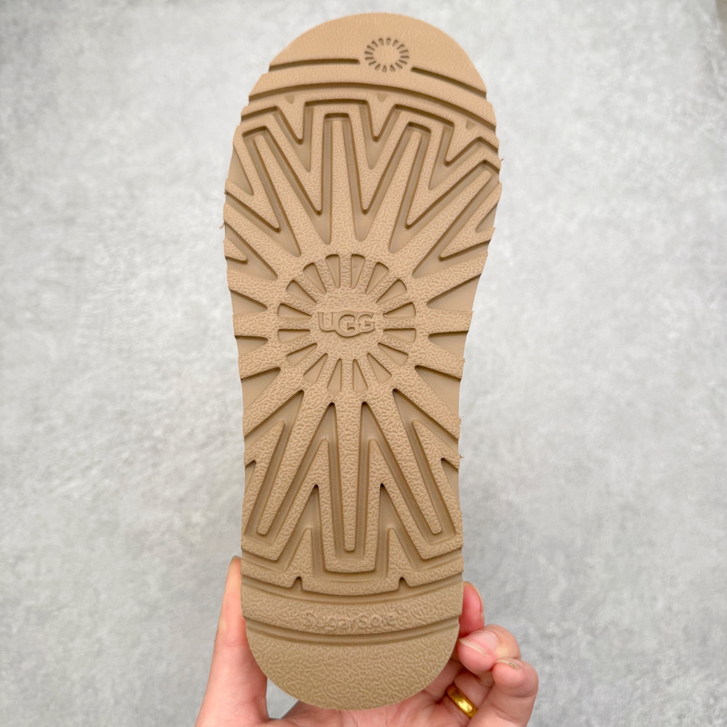 图片[9]-UGG 5971 秋冬羊皮毛一体雪地靴 全鞋采用ZP同厂 隆丰A级澳洲进口羊皮毛一体 品牌代工厂生产线 完全遵循ZP工艺流程 代工厂原厂版师 秉承无原鞋不开发选择 注重每一处细节 市面最正版型 TREADLITE\\\”轻翼\\\”科技外底 轻便/耐用/柔韧/桩型【售后郑重承诺】一个月内若出现重大脱胶/断底等质量问题 直接为您换新！尺码：35 36 37 38 39 40-选品中心