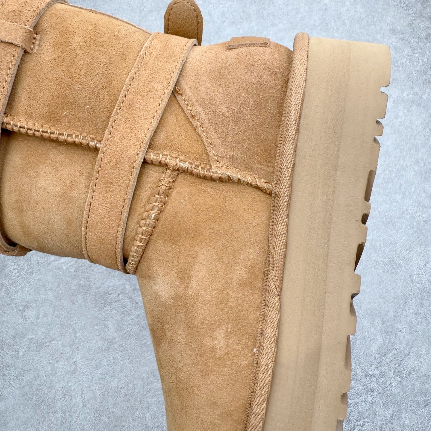 图片[7]-UGG 5971 秋冬羊皮毛一体雪地靴 全鞋采用ZP同厂 隆丰A级澳洲进口羊皮毛一体 品牌代工厂生产线 完全遵循ZP工艺流程 代工厂原厂版师 秉承无原鞋不开发选择 注重每一处细节 市面最正版型 TREADLITE\\\”轻翼\\\”科技外底 轻便/耐用/柔韧/桩型【售后郑重承诺】一个月内若出现重大脱胶/断底等质量问题 直接为您换新！尺码：35 36 37 38 39 40-选品中心