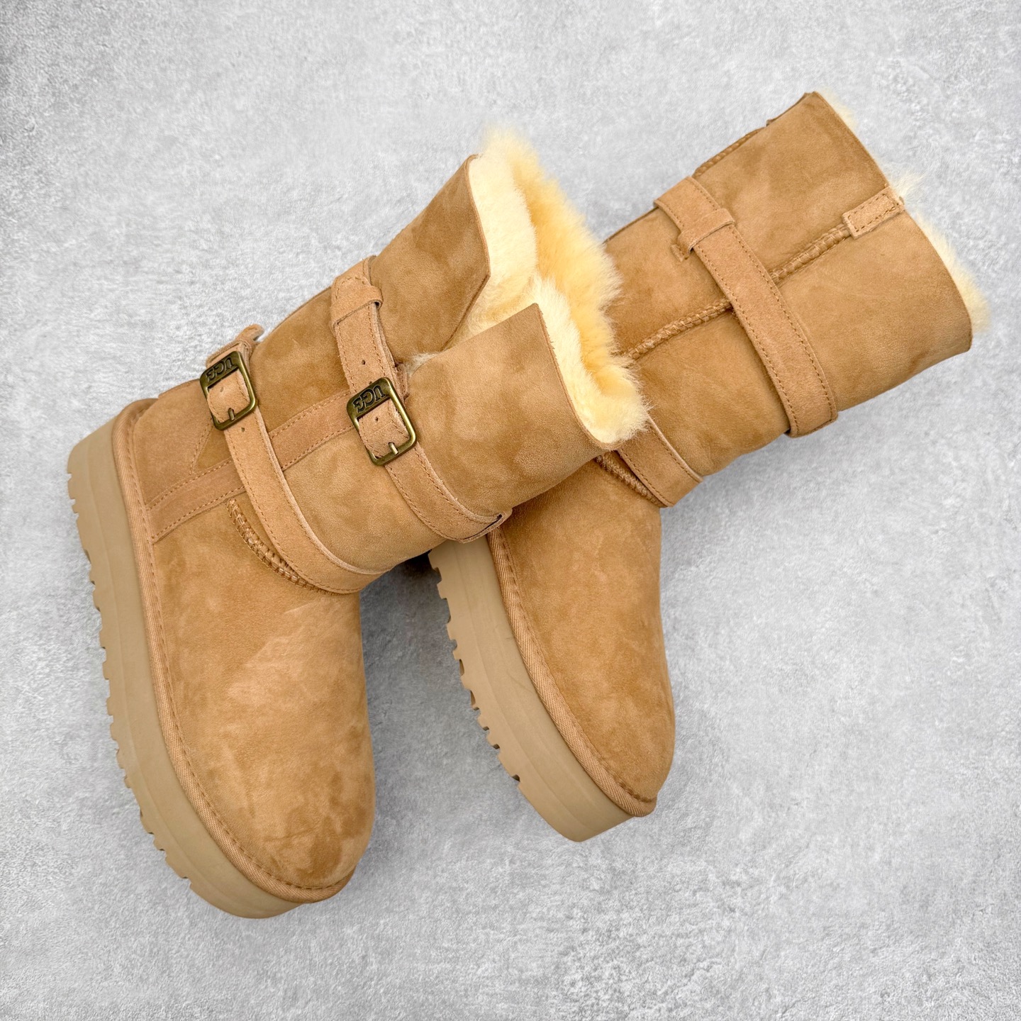 图片[3]-UGG 5971 秋冬羊皮毛一体雪地靴 全鞋采用ZP同厂 隆丰A级澳洲进口羊皮毛一体 品牌代工厂生产线 完全遵循ZP工艺流程 代工厂原厂版师 秉承无原鞋不开发选择 注重每一处细节 市面最正版型 TREADLITE\\\”轻翼\\\”科技外底 轻便/耐用/柔韧/桩型【售后郑重承诺】一个月内若出现重大脱胶/断底等质量问题 直接为您换新！尺码：35 36 37 38 39 40-选品中心