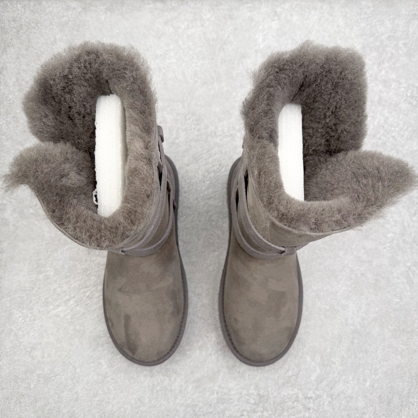 图片[2]-UGG 5971 秋冬羊皮毛一体雪地靴 全鞋采用ZP同厂 隆丰A级澳洲进口羊皮毛一体 品牌代工厂生产线 完全遵循ZP工艺流程 代工厂原厂版师 秉承无原鞋不开发选择 注重每一处细节 市面最正版型 TREADLITE\\\”轻翼\\\”科技外底 轻便/耐用/柔韧/桩型【售后郑重承诺】一个月内若出现重大脱胶/断底等质量问题 直接为您换新！尺码：35 36 37 38 39 40-选品中心