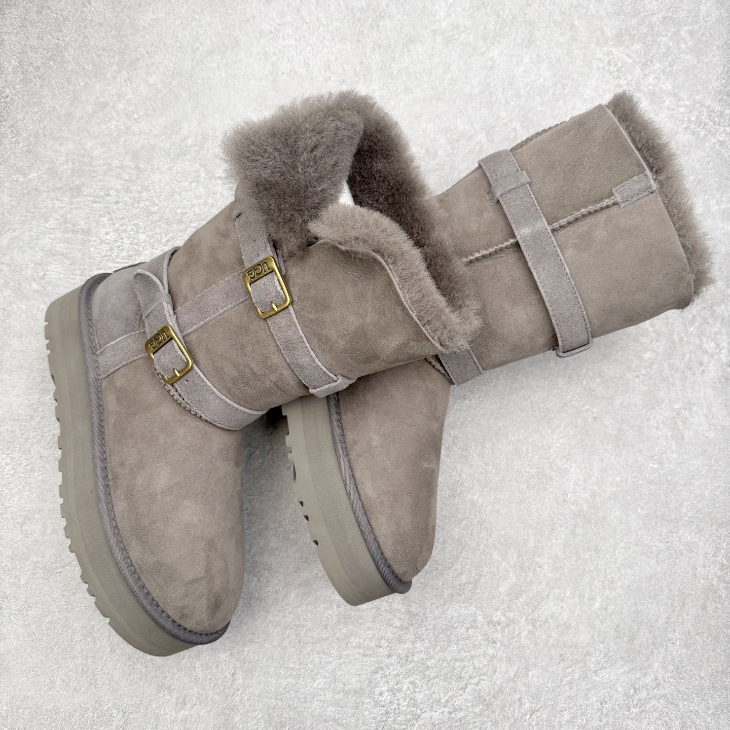 图片[3]-UGG 5971 秋冬羊皮毛一体雪地靴 全鞋采用ZP同厂 隆丰A级澳洲进口羊皮毛一体 品牌代工厂生产线 完全遵循ZP工艺流程 代工厂原厂版师 秉承无原鞋不开发选择 注重每一处细节 市面最正版型 TREADLITE\\\”轻翼\\\”科技外底 轻便/耐用/柔韧/桩型【售后郑重承诺】一个月内若出现重大脱胶/断底等质量问题 直接为您换新！尺码：35 36 37 38 39 40-选品中心