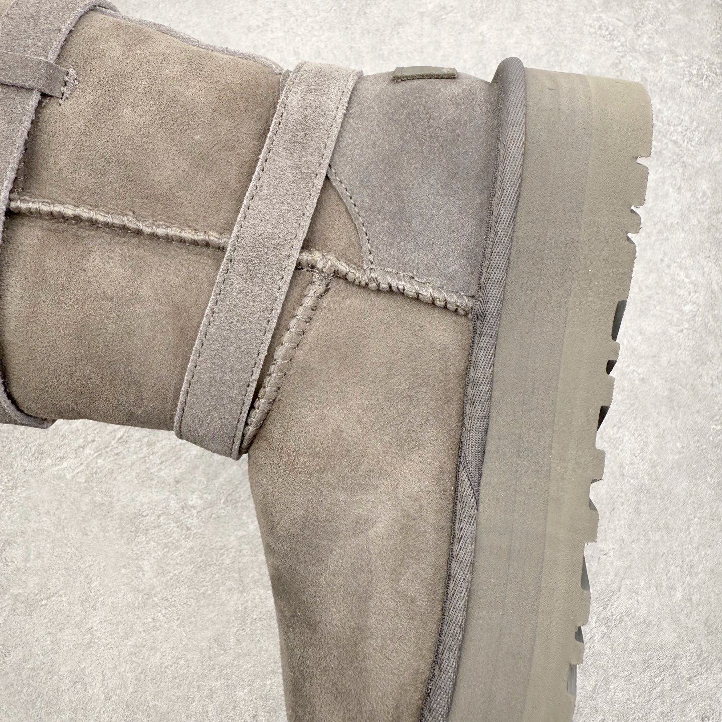 图片[7]-UGG 5971 秋冬羊皮毛一体雪地靴 全鞋采用ZP同厂 隆丰A级澳洲进口羊皮毛一体 品牌代工厂生产线 完全遵循ZP工艺流程 代工厂原厂版师 秉承无原鞋不开发选择 注重每一处细节 市面最正版型 TREADLITE\\\”轻翼\\\”科技外底 轻便/耐用/柔韧/桩型【售后郑重承诺】一个月内若出现重大脱胶/断底等质量问题 直接为您换新！尺码：35 36 37 38 39 40-选品中心