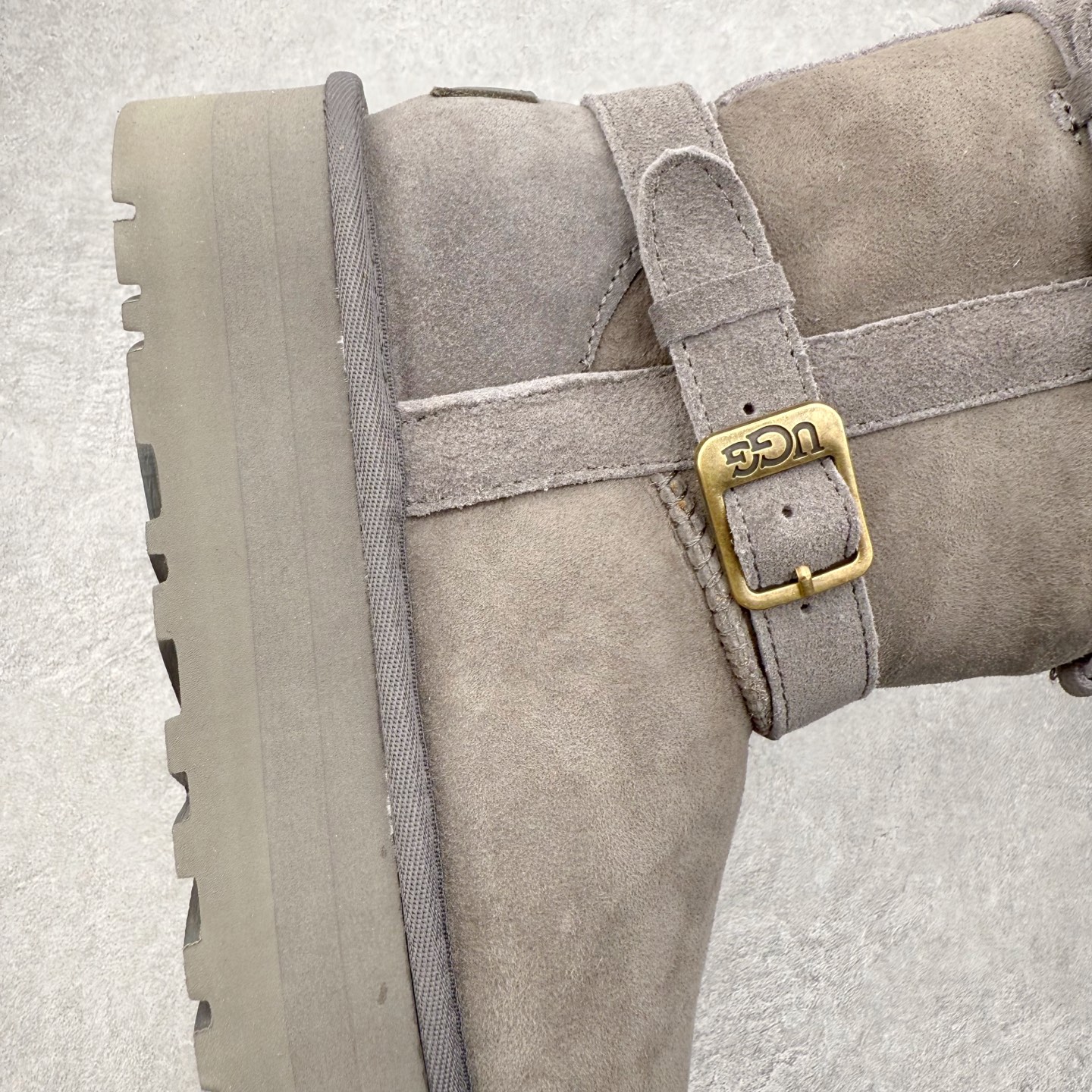 图片[6]-UGG 5971 秋冬羊皮毛一体雪地靴 全鞋采用ZP同厂 隆丰A级澳洲进口羊皮毛一体 品牌代工厂生产线 完全遵循ZP工艺流程 代工厂原厂版师 秉承无原鞋不开发选择 注重每一处细节 市面最正版型 TREADLITE\\\”轻翼\\\”科技外底 轻便/耐用/柔韧/桩型【售后郑重承诺】一个月内若出现重大脱胶/断底等质量问题 直接为您换新！尺码：35 36 37 38 39 40-选品中心