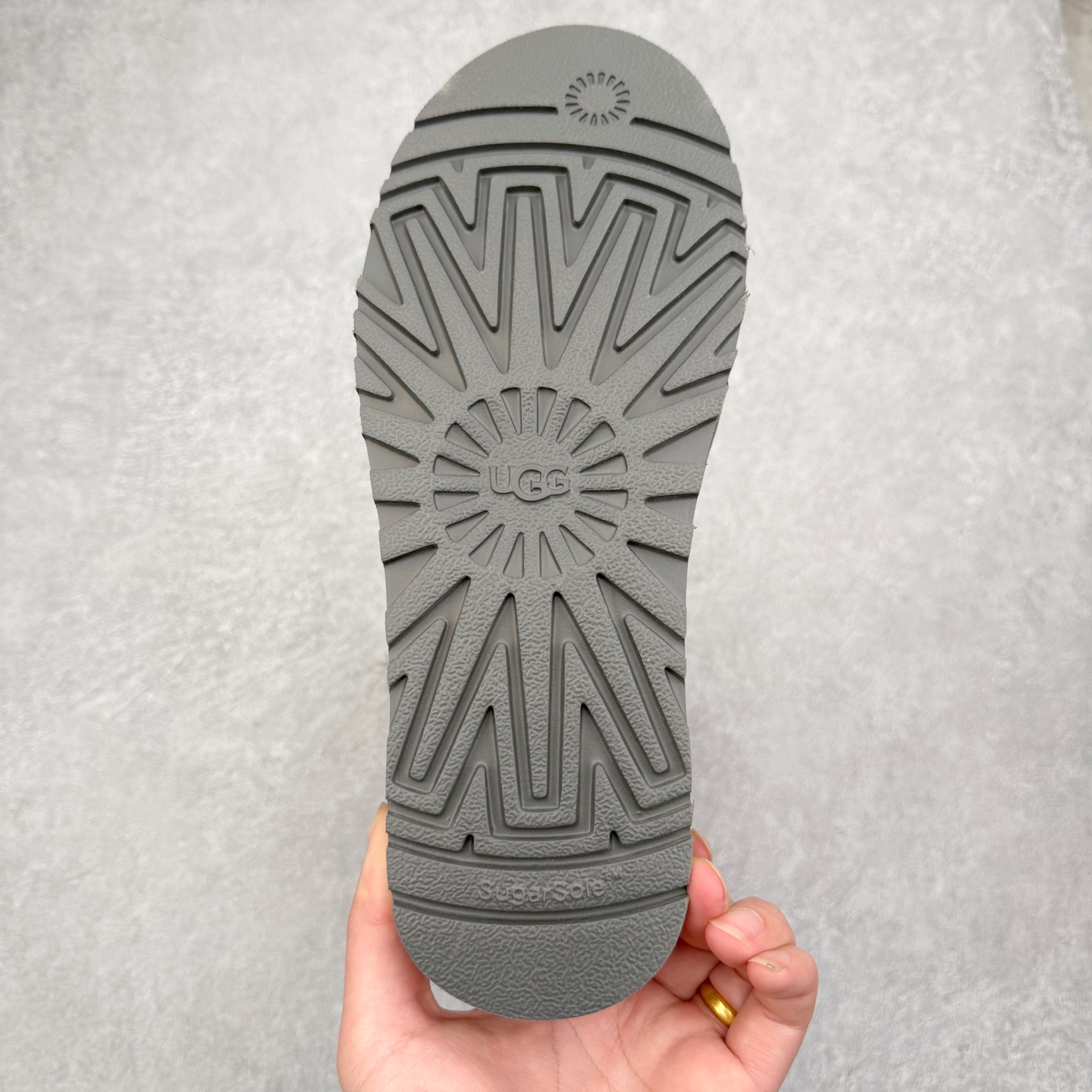 图片[9]-UGG 5971 秋冬羊皮毛一体雪地靴 全鞋采用ZP同厂 隆丰A级澳洲进口羊皮毛一体 品牌代工厂生产线 完全遵循ZP工艺流程 代工厂原厂版师 秉承无原鞋不开发选择 注重每一处细节 市面最正版型 TREADLITE\\\”轻翼\\\”科技外底 轻便/耐用/柔韧/桩型【售后郑重承诺】一个月内若出现重大脱胶/断底等质量问题 直接为您换新！尺码：35 36 37 38 39 40-选品中心