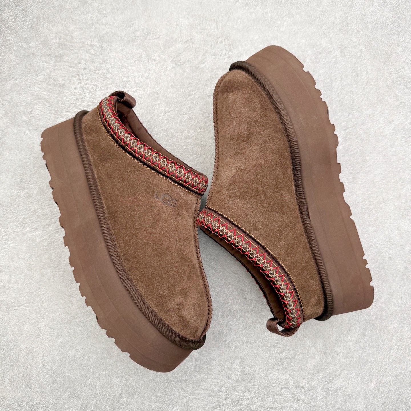 图片[3]-UGG 4471 秋冬羊皮毛一体雪地靴 全鞋采用ZP同厂 隆丰A级澳洲进口羊皮毛一体 品牌代工厂生产线 完全遵循ZP工艺流程 代工厂原厂版师 秉承无原鞋不开发选择 注重每一处细节 市面最正版型 TREADLITE\\\”轻翼\\\”科技外底 轻便/耐用/柔韧/桩型【售后郑重承诺】一个月内若出现重大脱胶/断底等质量问题 直接为您换新！尺码：35 36 37 38 39 40-选品中心