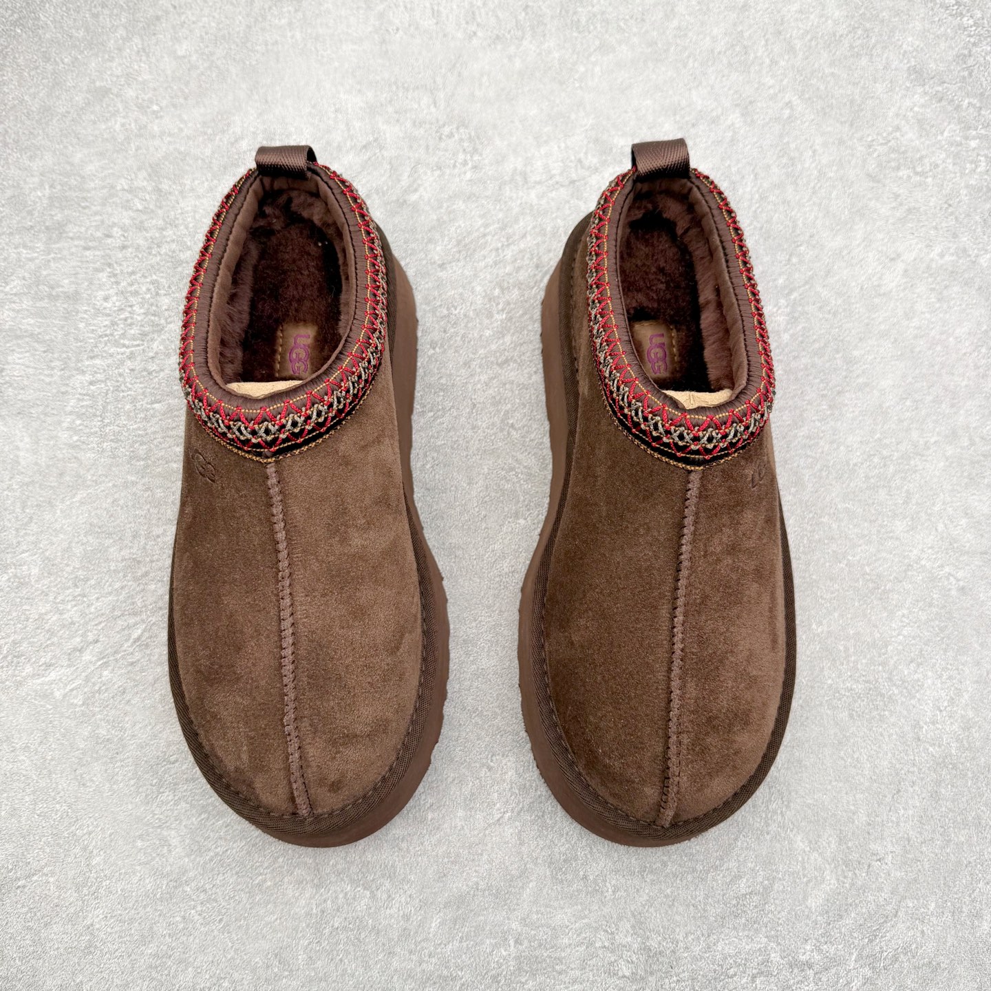 图片[2]-UGG 4471 秋冬羊皮毛一体雪地靴 全鞋采用ZP同厂 隆丰A级澳洲进口羊皮毛一体 品牌代工厂生产线 完全遵循ZP工艺流程 代工厂原厂版师 秉承无原鞋不开发选择 注重每一处细节 市面最正版型 TREADLITE\\\”轻翼\\\”科技外底 轻便/耐用/柔韧/桩型【售后郑重承诺】一个月内若出现重大脱胶/断底等质量问题 直接为您换新！尺码：35 36 37 38 39 40-选品中心