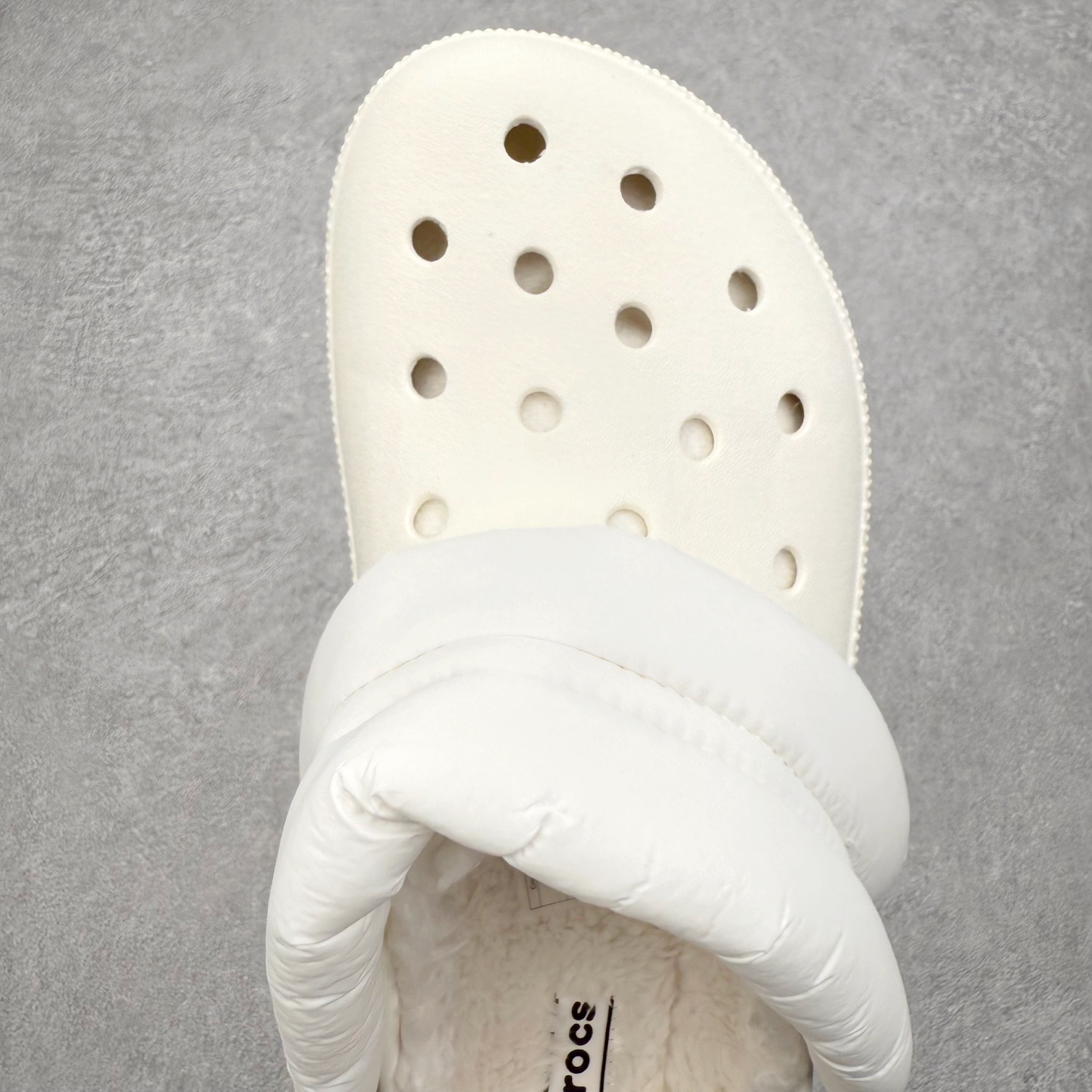 图片[4]-＃DG莞产 Crocs Baya Clog 卡骆驰经典贝雅简约休闲沙滩洞洞拖鞋凉鞋秋冬加绒款 透明防水袋包装 注意配件需单独购买 超轻Croslite专利材料打造 鞋面更加耐用易清洗 该鞋款轻盈舒适 2002年 经典克骆格诞生 秉承外形简单 穿着舒适的初衷 不断为消费者带来舒适的穿着体验 穿出“趣”味 鞋面洞洞可搭彰显个性的智必星 一鞋两穿 可调节式后跟带增添鞋身的稳固性能 放前面变成愜意舒适的凉拖 放后面行走跑跳更加稳妥 Croslite ™材料 封闭式细胞树脂 能够在体温作用下自动变形以适应脚部形状 涉水性优秀的同时易于清洁 抓地力强 不易打滑 Crocs的核心理念：轻便 灵活 全方位的舒适感 同步官方尺码：M4（36-37） M5（37-38）M6（38-39）M7（39-40）M8（41-42）M9（42-43）M10（43-44）M11（45-46）-选品中心