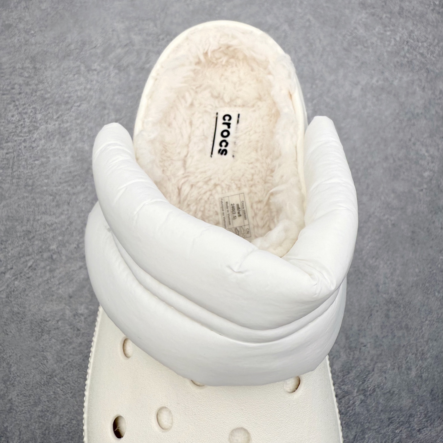 图片[5]-＃DG莞产 Crocs Baya Clog 卡骆驰经典贝雅简约休闲沙滩洞洞拖鞋凉鞋秋冬加绒款 透明防水袋包装 注意配件需单独购买 超轻Croslite专利材料打造 鞋面更加耐用易清洗 该鞋款轻盈舒适 2002年 经典克骆格诞生 秉承外形简单 穿着舒适的初衷 不断为消费者带来舒适的穿着体验 穿出“趣”味 鞋面洞洞可搭彰显个性的智必星 一鞋两穿 可调节式后跟带增添鞋身的稳固性能 放前面变成愜意舒适的凉拖 放后面行走跑跳更加稳妥 Croslite ™材料 封闭式细胞树脂 能够在体温作用下自动变形以适应脚部形状 涉水性优秀的同时易于清洁 抓地力强 不易打滑 Crocs的核心理念：轻便 灵活 全方位的舒适感 同步官方尺码：M4（36-37） M5（37-38）M6（38-39）M7（39-40）M8（41-42）M9（42-43）M10（43-44）M11（45-46）-选品中心