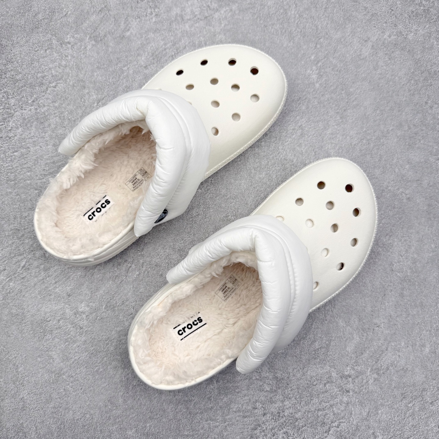 图片[3]-＃DG莞产 Crocs Baya Clog 卡骆驰经典贝雅简约休闲沙滩洞洞拖鞋凉鞋秋冬加绒款 透明防水袋包装 注意配件需单独购买 超轻Croslite专利材料打造 鞋面更加耐用易清洗 该鞋款轻盈舒适 2002年 经典克骆格诞生 秉承外形简单 穿着舒适的初衷 不断为消费者带来舒适的穿着体验 穿出“趣”味 鞋面洞洞可搭彰显个性的智必星 一鞋两穿 可调节式后跟带增添鞋身的稳固性能 放前面变成愜意舒适的凉拖 放后面行走跑跳更加稳妥 Croslite ™材料 封闭式细胞树脂 能够在体温作用下自动变形以适应脚部形状 涉水性优秀的同时易于清洁 抓地力强 不易打滑 Crocs的核心理念：轻便 灵活 全方位的舒适感 同步官方尺码：M4（36-37） M5（37-38）M6（38-39）M7（39-40）M8（41-42）M9（42-43）M10（43-44）M11（45-46）-选品中心