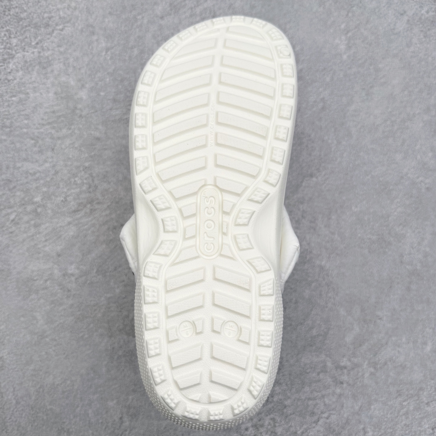 图片[9]-＃DG莞产 Crocs Baya Clog 卡骆驰经典贝雅简约休闲沙滩洞洞拖鞋凉鞋秋冬加绒款 透明防水袋包装 注意配件需单独购买 超轻Croslite专利材料打造 鞋面更加耐用易清洗 该鞋款轻盈舒适 2002年 经典克骆格诞生 秉承外形简单 穿着舒适的初衷 不断为消费者带来舒适的穿着体验 穿出“趣”味 鞋面洞洞可搭彰显个性的智必星 一鞋两穿 可调节式后跟带增添鞋身的稳固性能 放前面变成愜意舒适的凉拖 放后面行走跑跳更加稳妥 Croslite ™材料 封闭式细胞树脂 能够在体温作用下自动变形以适应脚部形状 涉水性优秀的同时易于清洁 抓地力强 不易打滑 Crocs的核心理念：轻便 灵活 全方位的舒适感 同步官方尺码：M4（36-37） M5（37-38）M6（38-39）M7（39-40）M8（41-42）M9（42-43）M10（43-44）M11（45-46）-选品中心