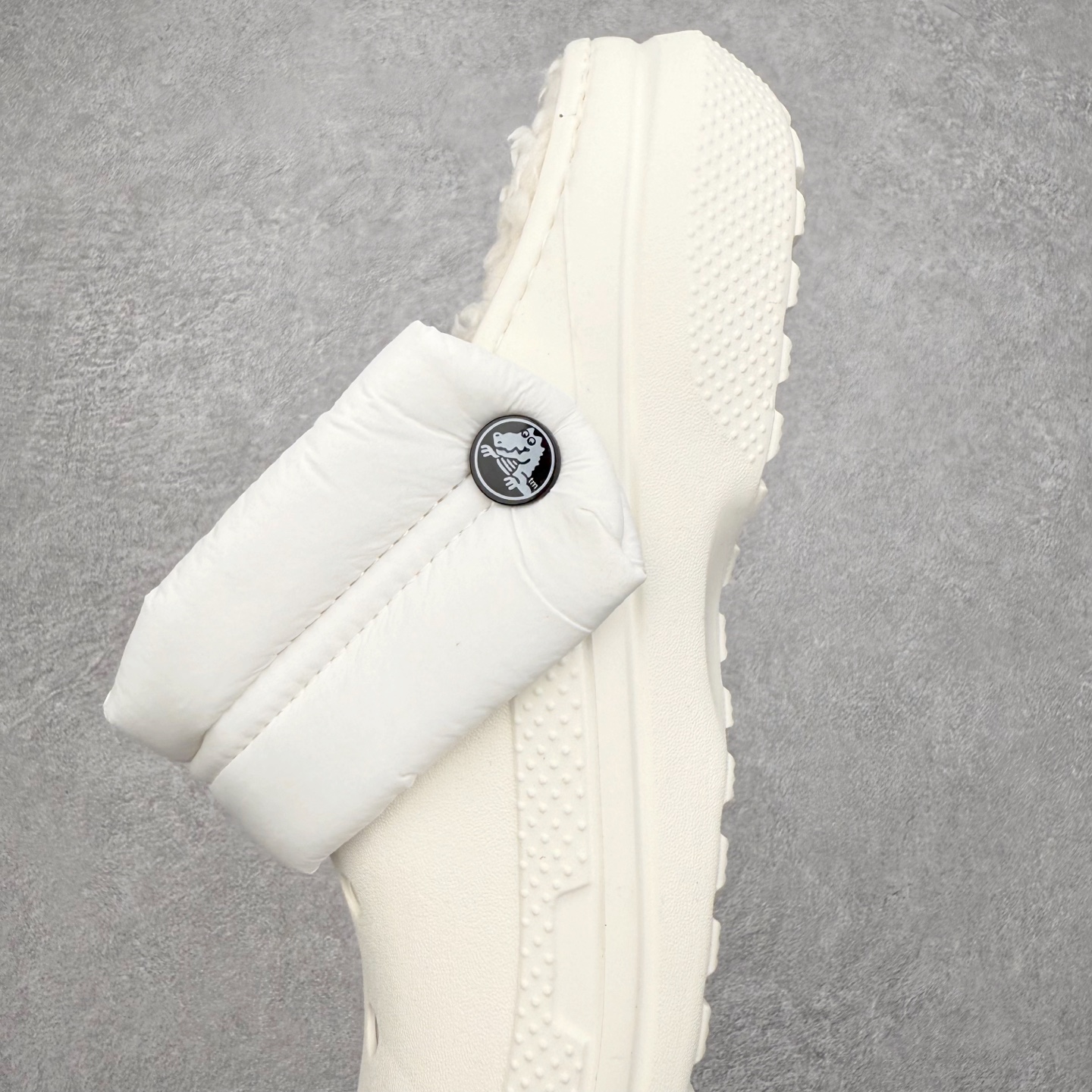 图片[7]-＃DG莞产 Crocs Baya Clog 卡骆驰经典贝雅简约休闲沙滩洞洞拖鞋凉鞋秋冬加绒款 透明防水袋包装 注意配件需单独购买 超轻Croslite专利材料打造 鞋面更加耐用易清洗 该鞋款轻盈舒适 2002年 经典克骆格诞生 秉承外形简单 穿着舒适的初衷 不断为消费者带来舒适的穿着体验 穿出“趣”味 鞋面洞洞可搭彰显个性的智必星 一鞋两穿 可调节式后跟带增添鞋身的稳固性能 放前面变成愜意舒适的凉拖 放后面行走跑跳更加稳妥 Croslite ™材料 封闭式细胞树脂 能够在体温作用下自动变形以适应脚部形状 涉水性优秀的同时易于清洁 抓地力强 不易打滑 Crocs的核心理念：轻便 灵活 全方位的舒适感 同步官方尺码：M4（36-37） M5（37-38）M6（38-39）M7（39-40）M8（41-42）M9（42-43）M10（43-44）M11（45-46）-选品中心